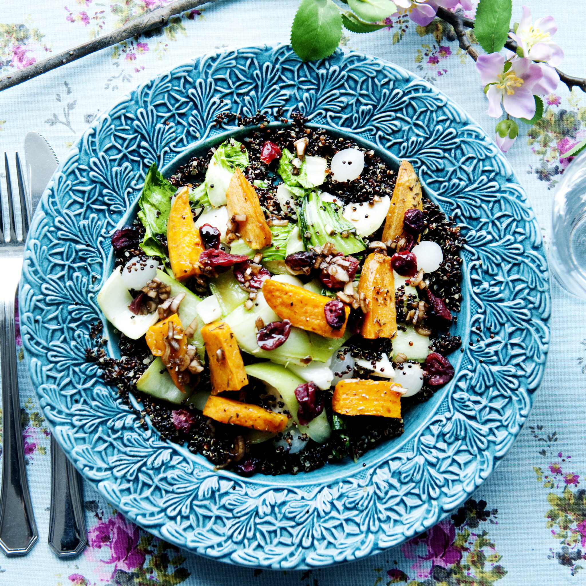 Svart quinoasallad med sötpotatis, pak choi och tranbär
