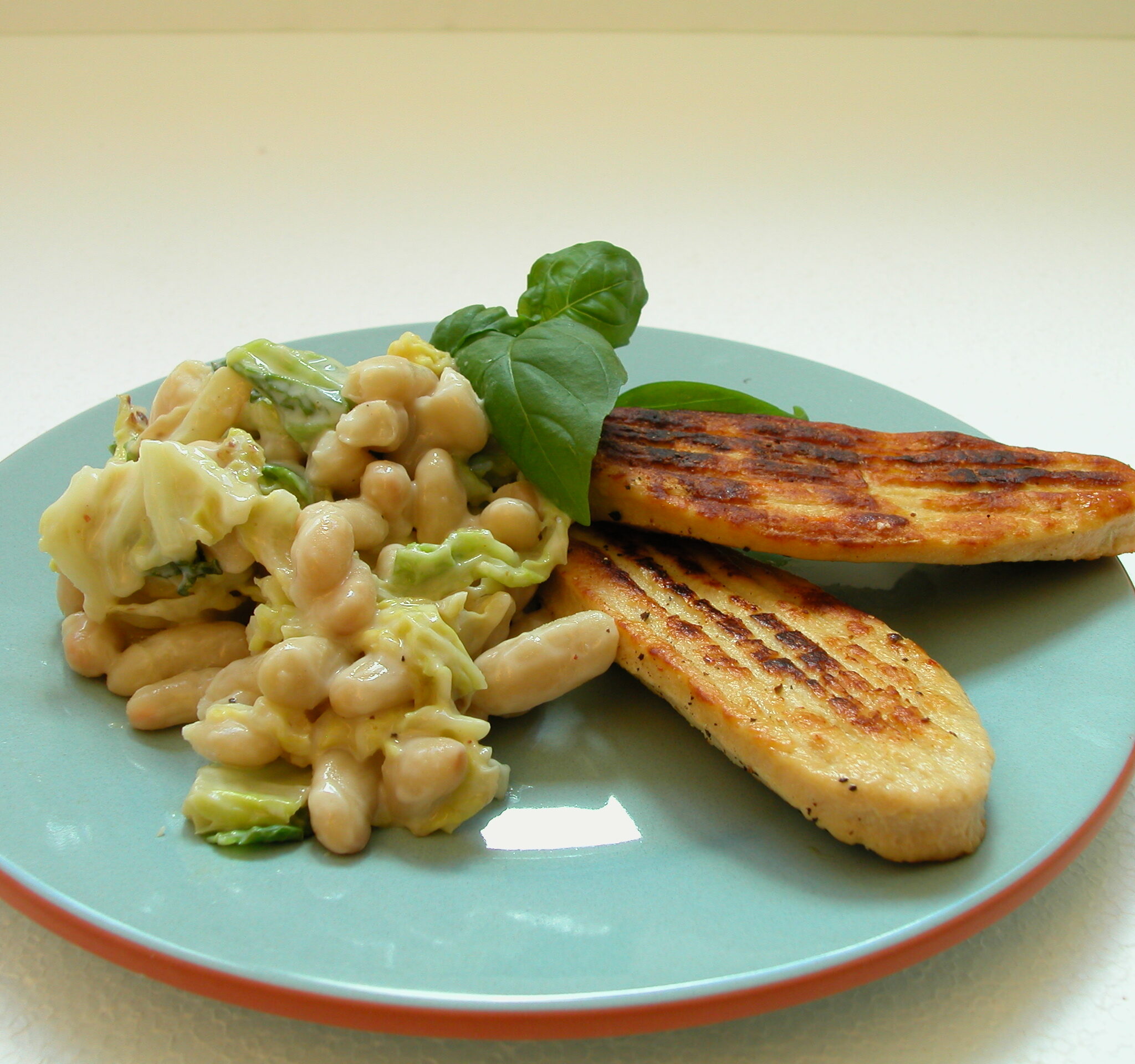 Quorn med cannellinibönor och savoykål i enkel ostsås