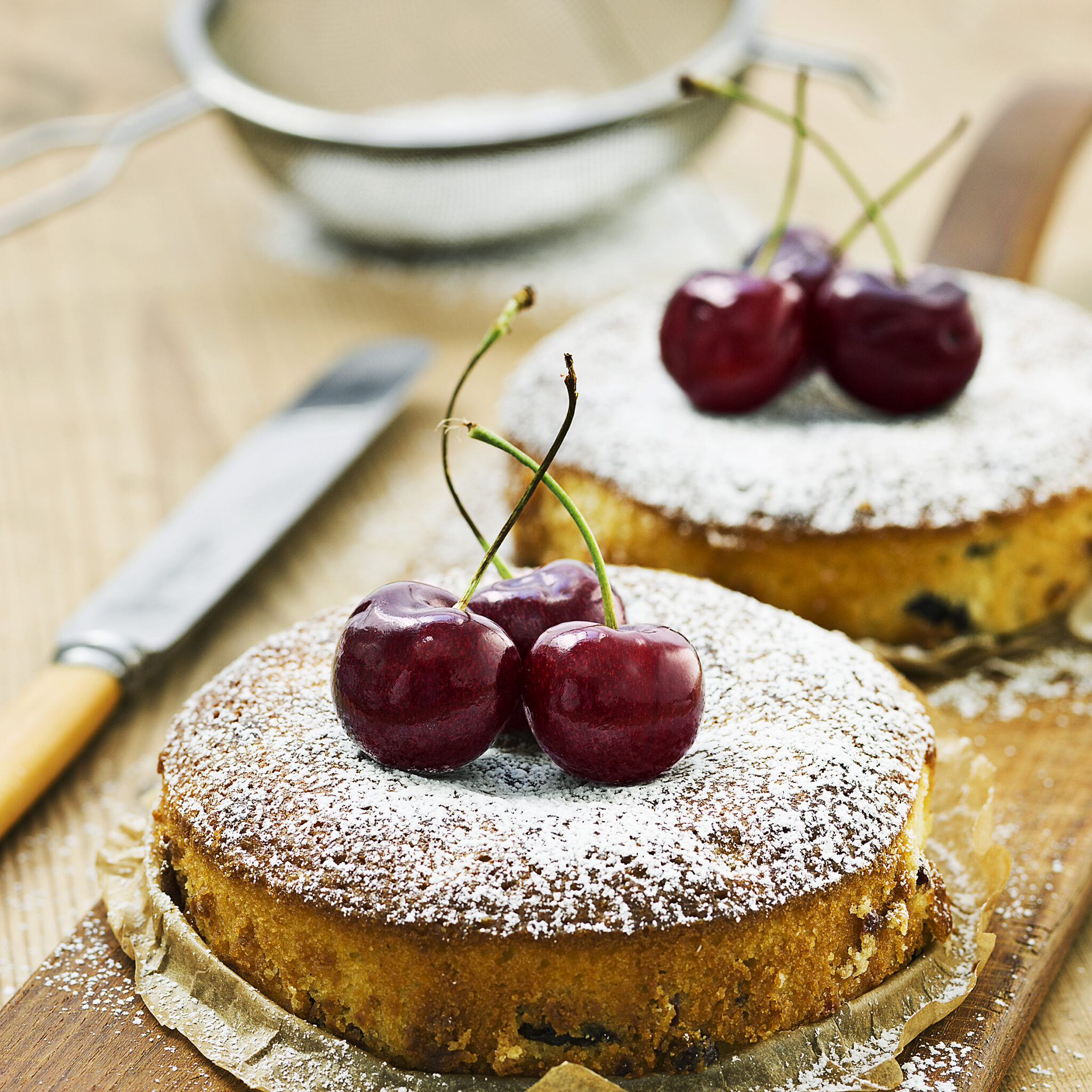 Vit chokladkaka med soltorkade körsbär