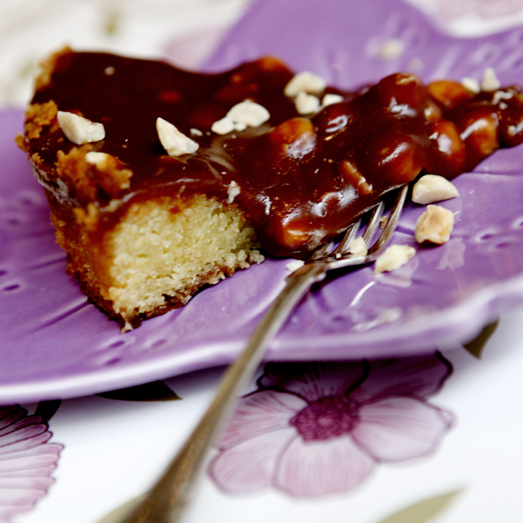 Vit chokladkladdkaka med nougat och hasselnötsfudge