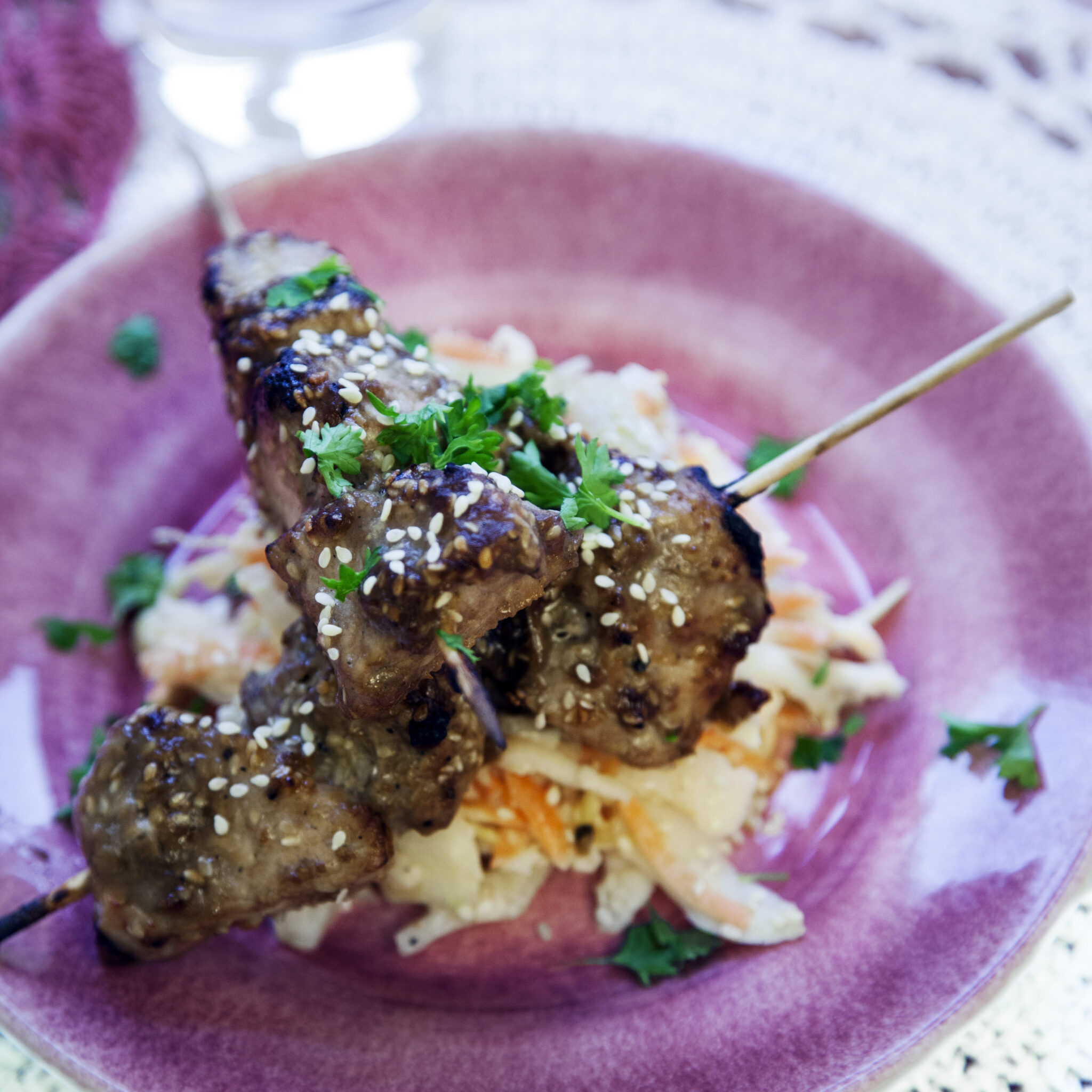 Asiatiska fläskfiléspett med coleslaw och quinoa