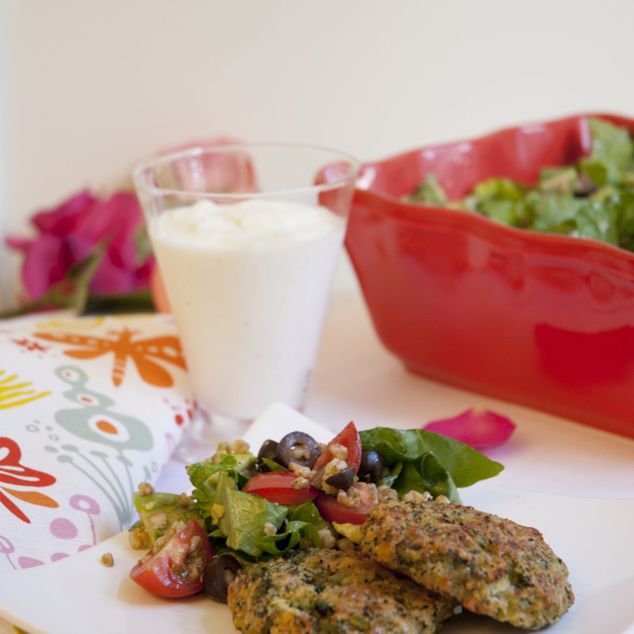 Broccolibiffar med matig sallad och kall sås
