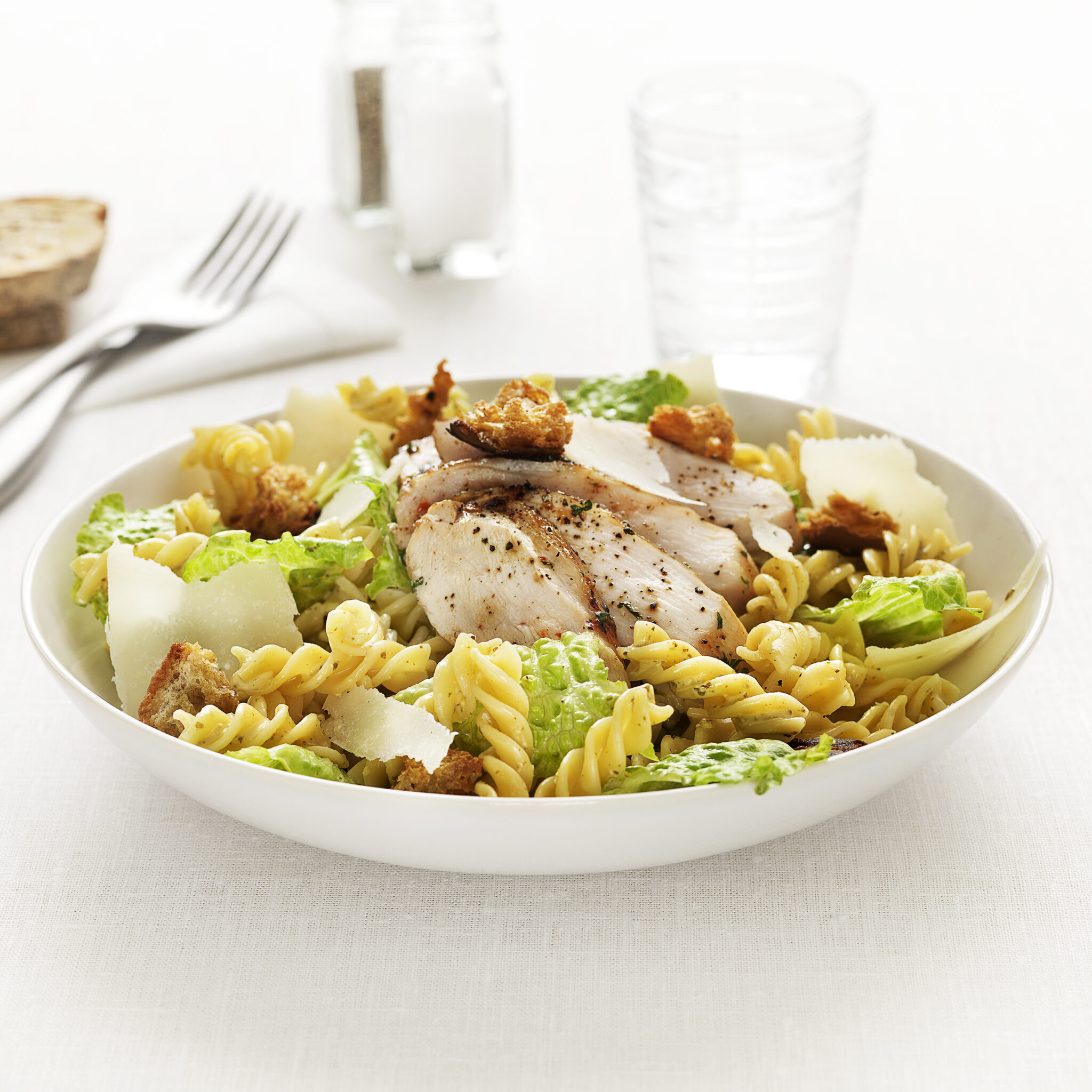 Majskycklingsallad med Barilla Fusilli Eko och Barilla Pesto alla Genovese