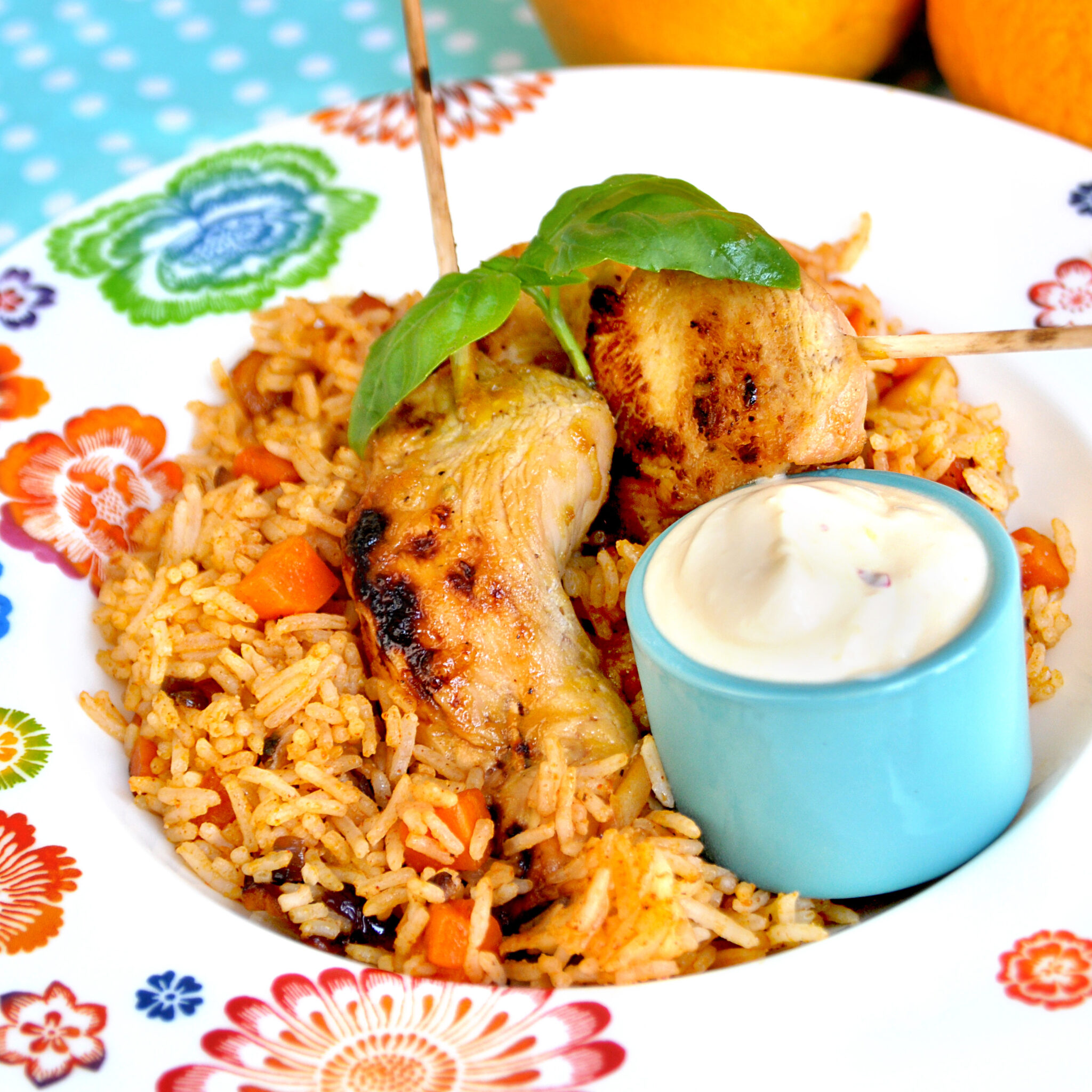 Apelsin- och ingefärsmarinerade kycklingspett med grönsaksris