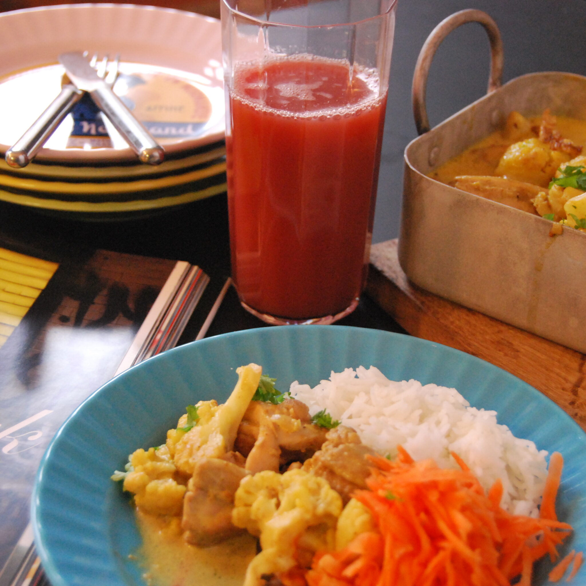 Currykyckling med ris och morotssallad