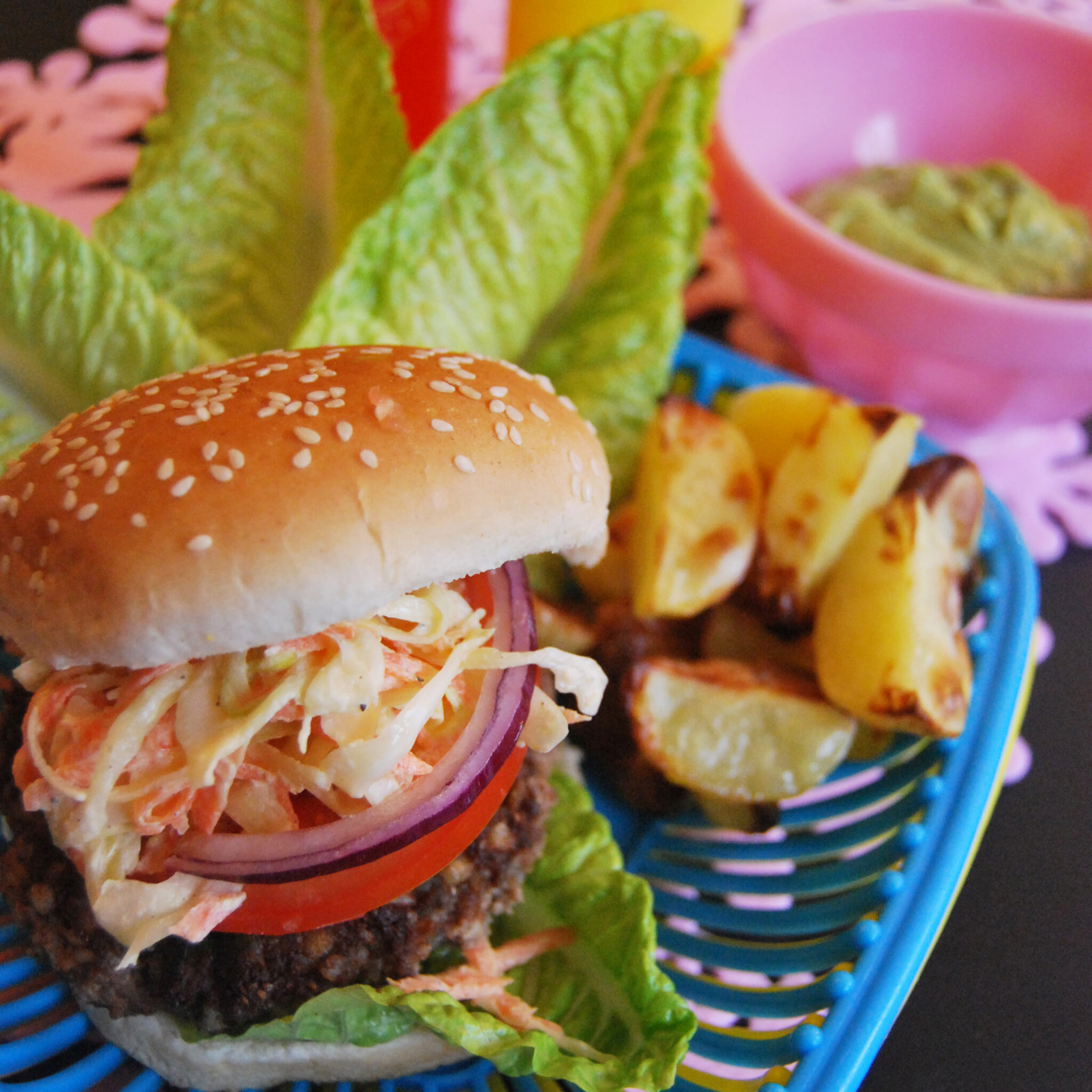 Lammfärsburgare med coleslaw och klyftpotatis