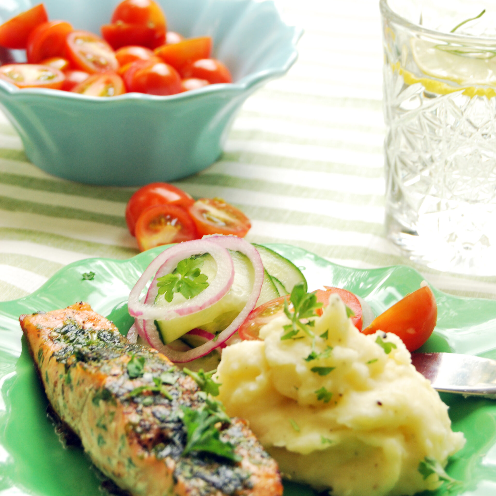 Persiljestekt lax med jordärtskockspuré