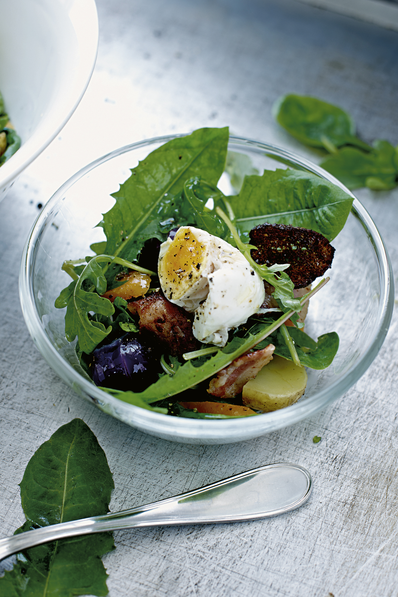 Sallad på rucola, maskrosblad och rimmat fläsk
