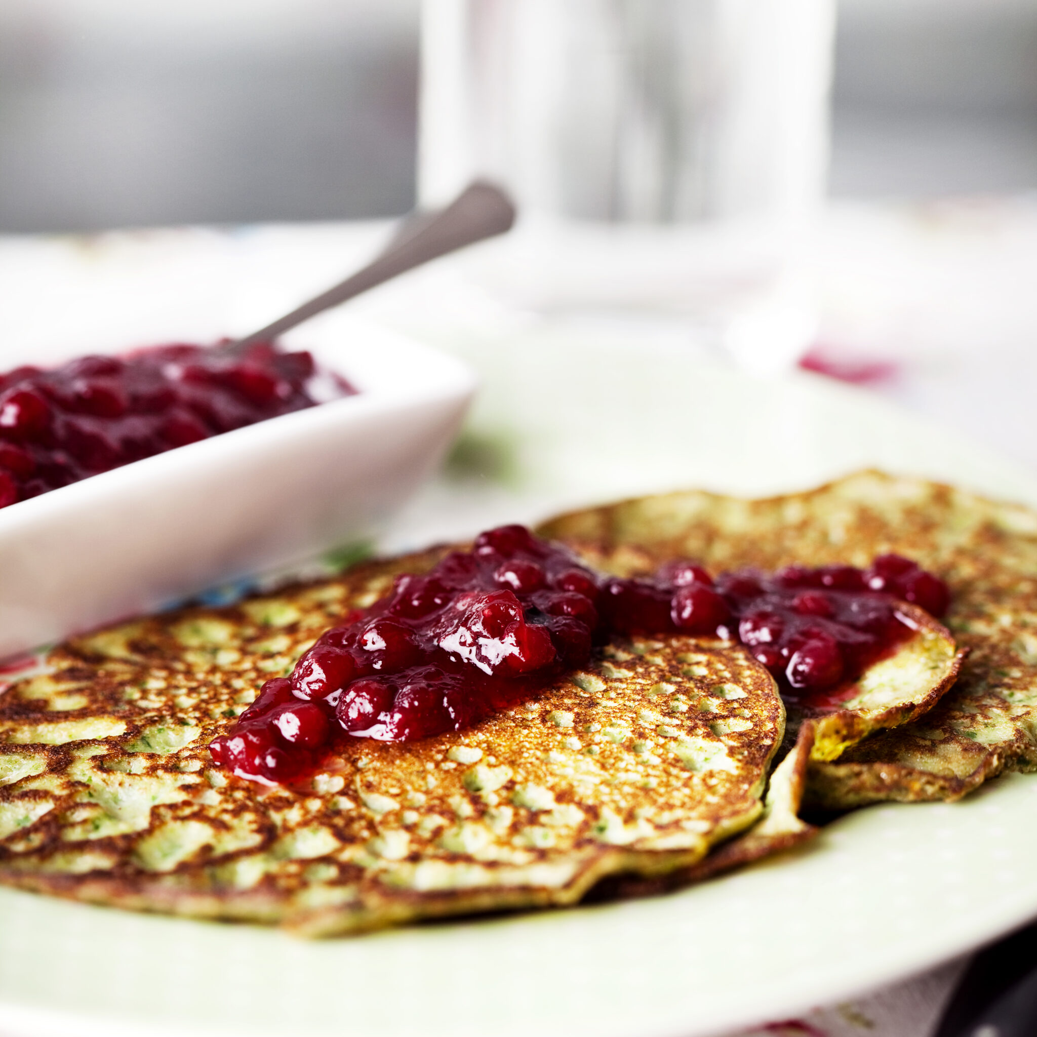 Spenatplättar med rårörda lingon