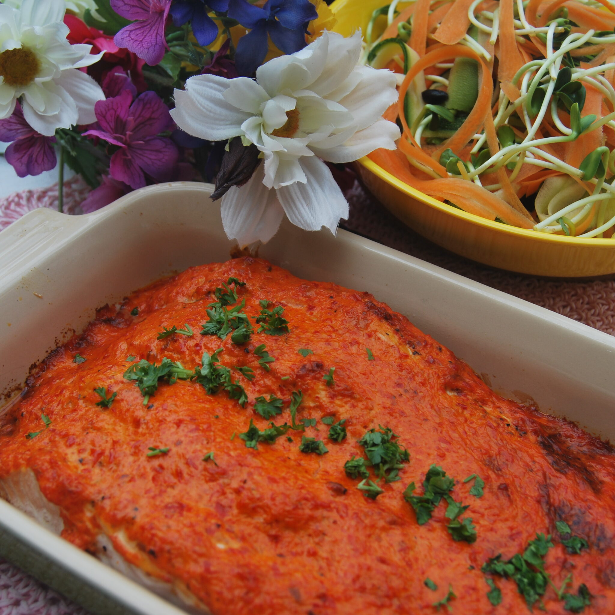 Ajvarbakad lax i ugn med basilikarostad potatis och grönsaksspagetti