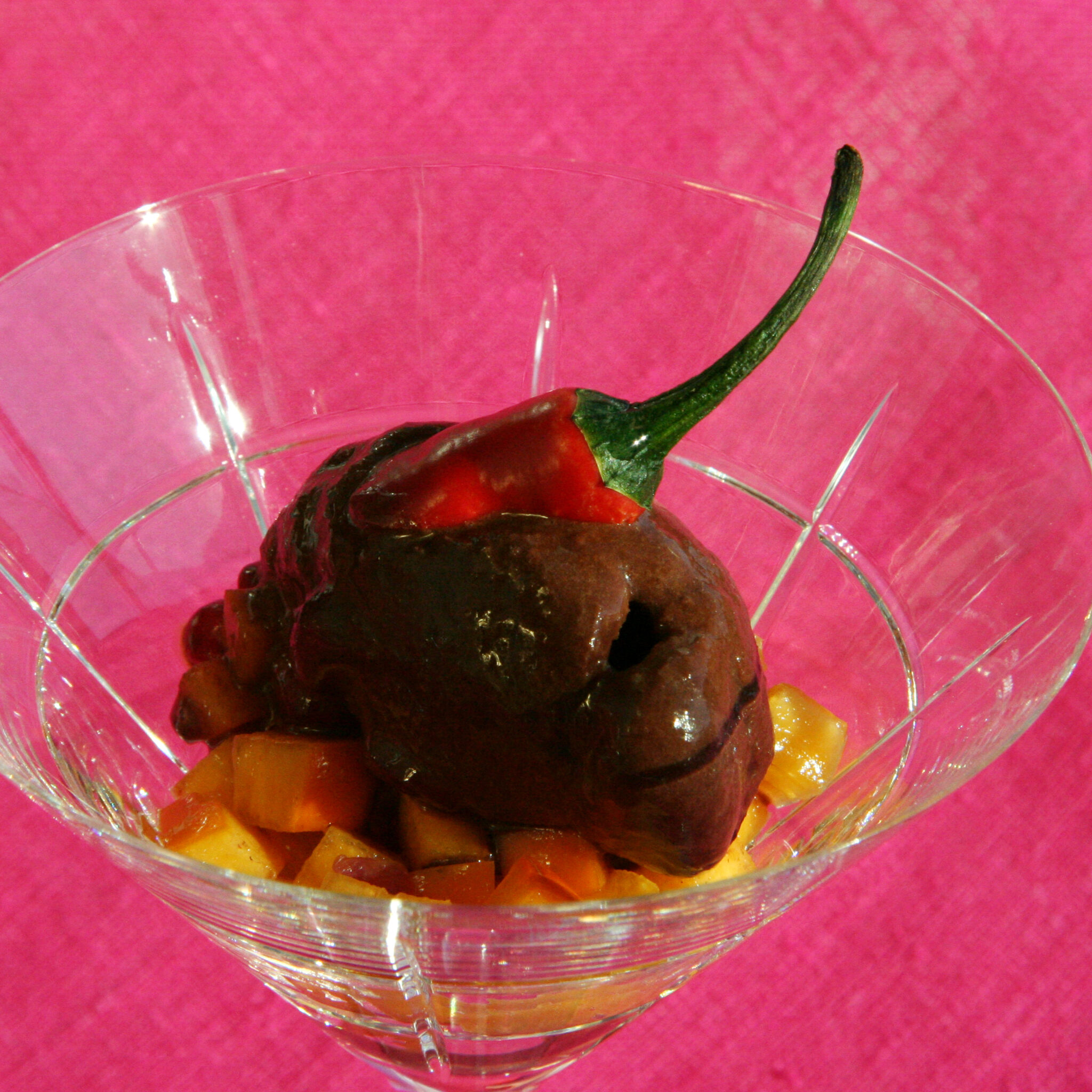 Chilispetsad chokladsorbet med solig fruktsallad