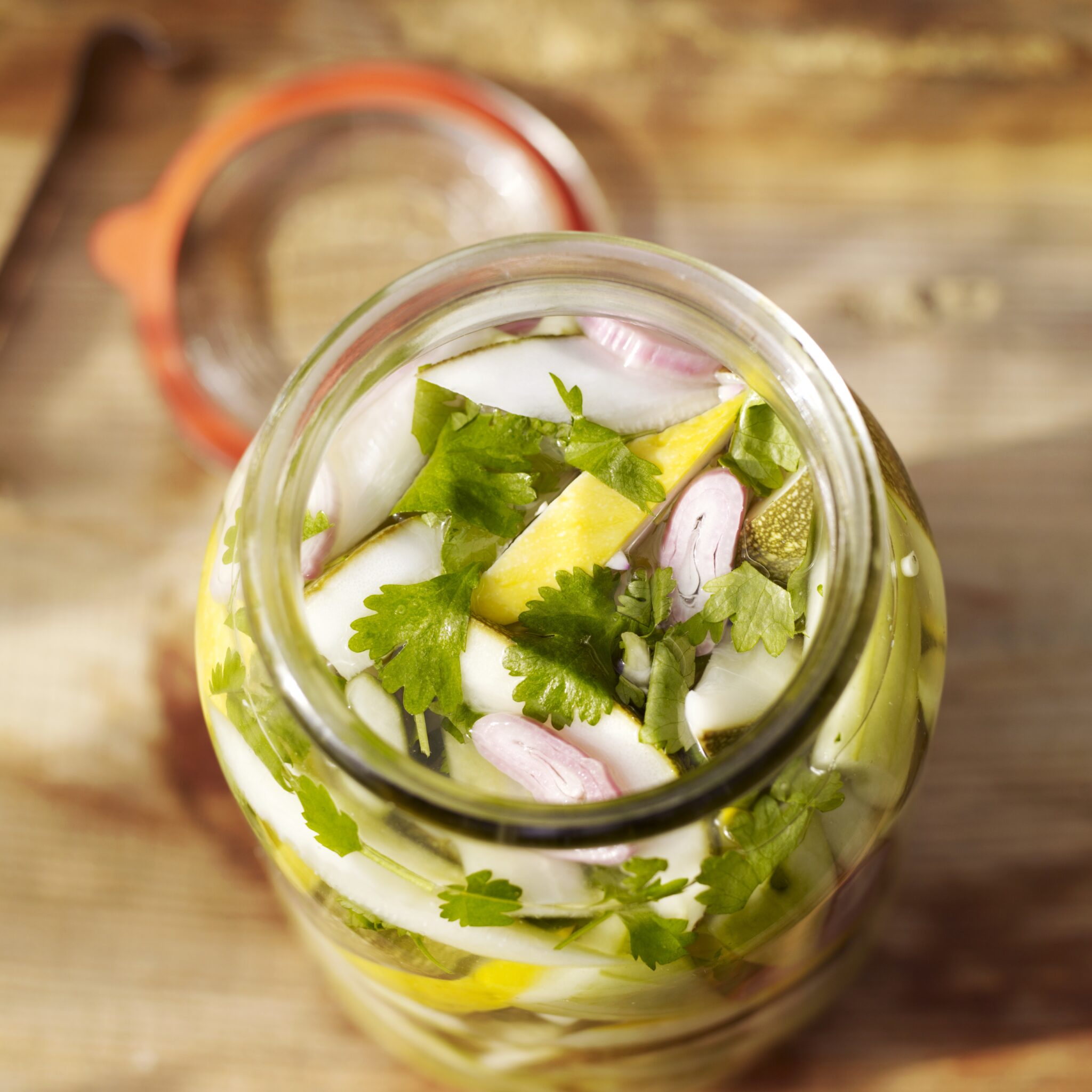 Sockersyrlig gurka med zucchini och koriander
