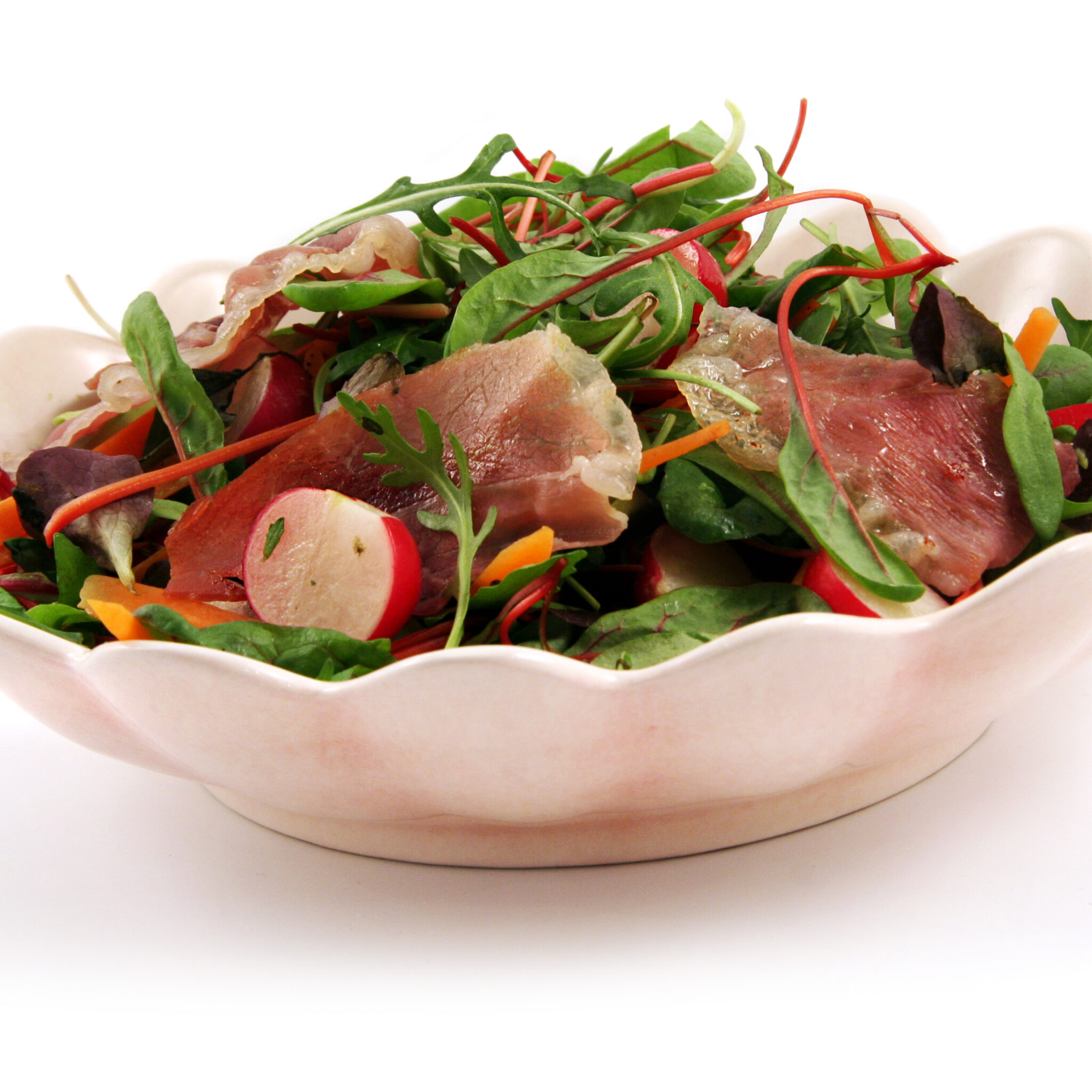 Krispig jungfrusallad med vårprimörer och parmachips
