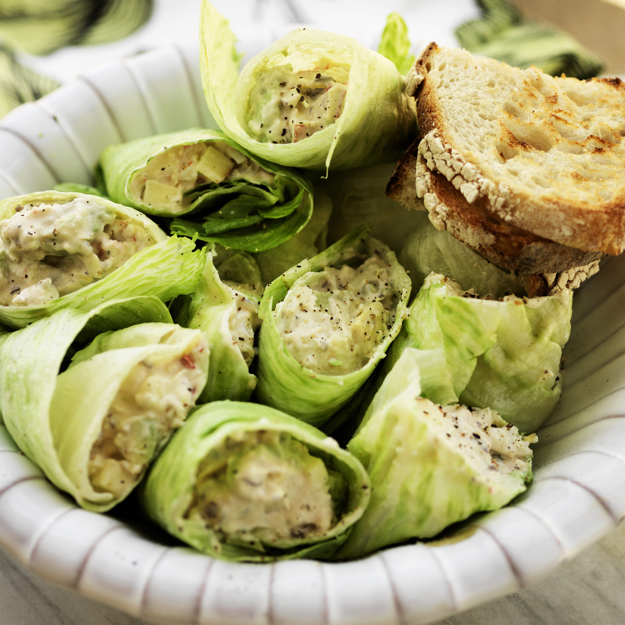 Isbergswrap med krabbsallad