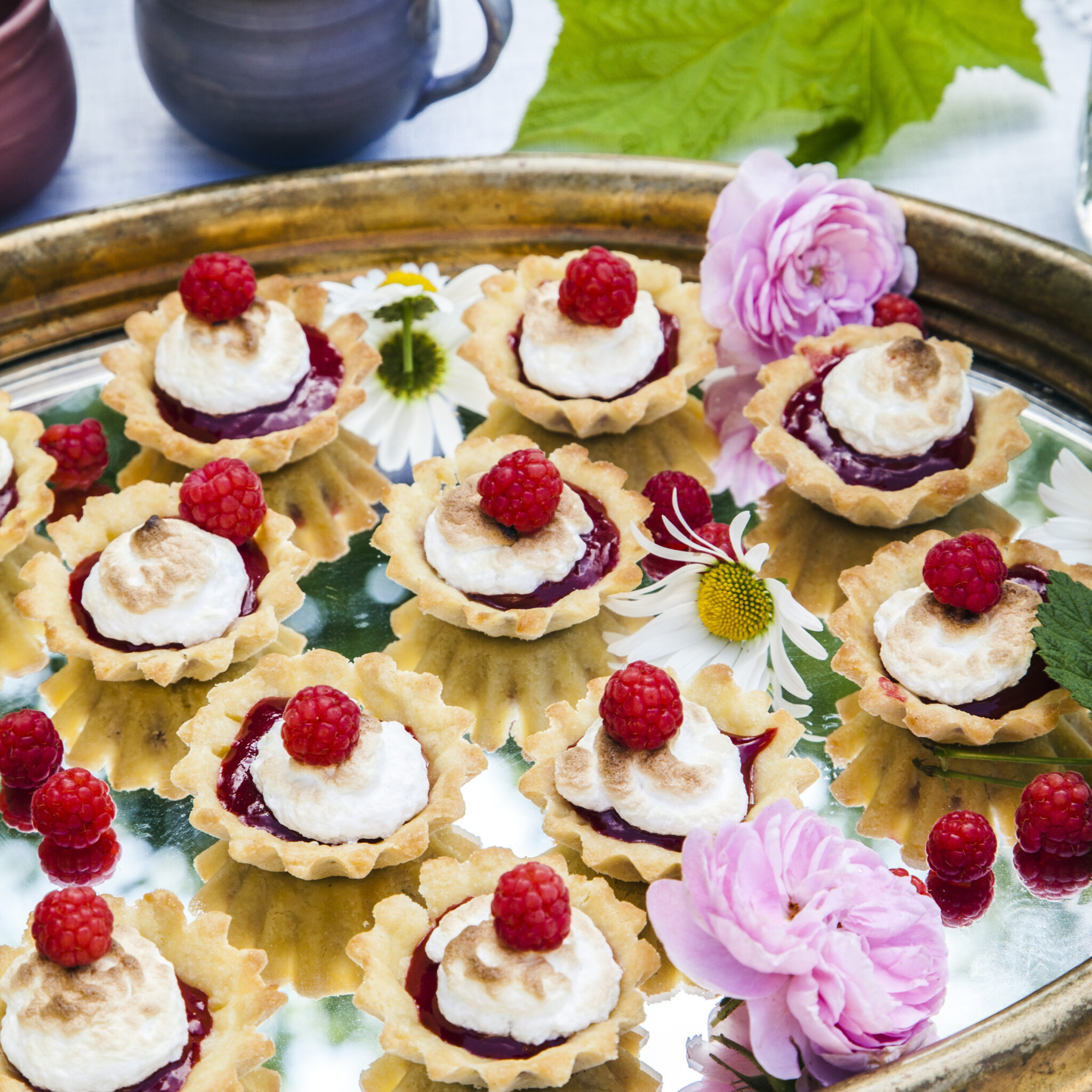 Tarteletter med halloncurd och marängtäcke