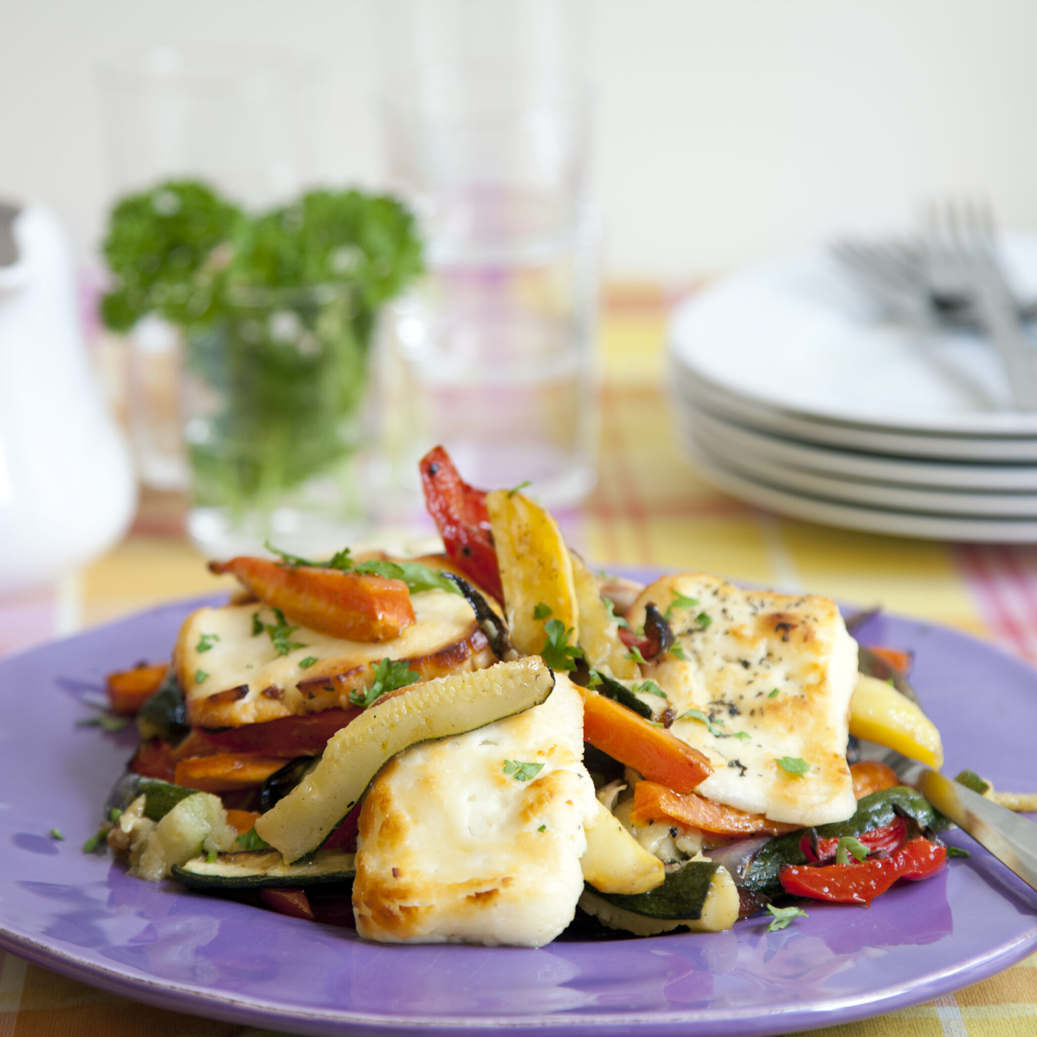 Rostade grönsaker med halloumi och tomatsås