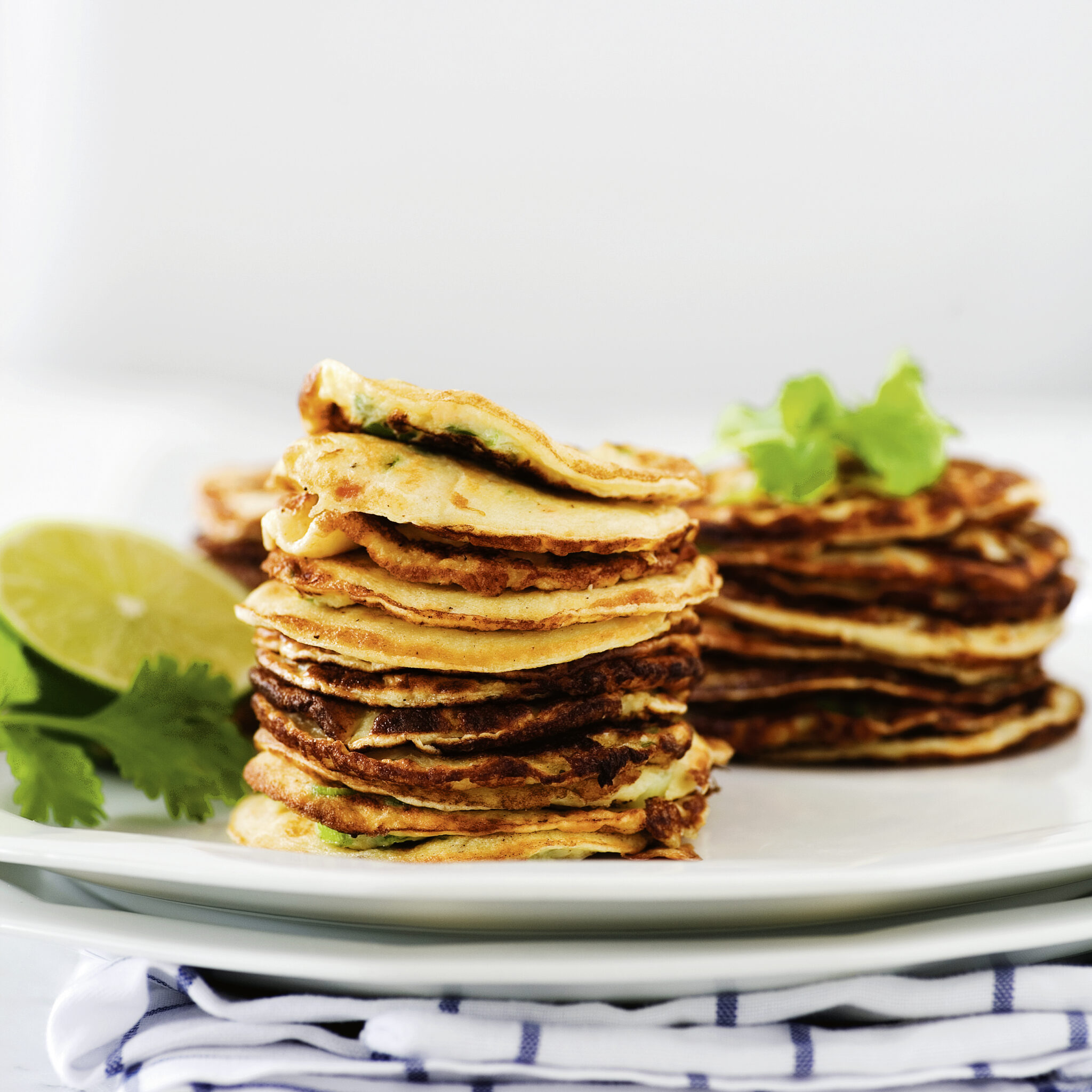 Krabbplättar med citron- och vitlöksås