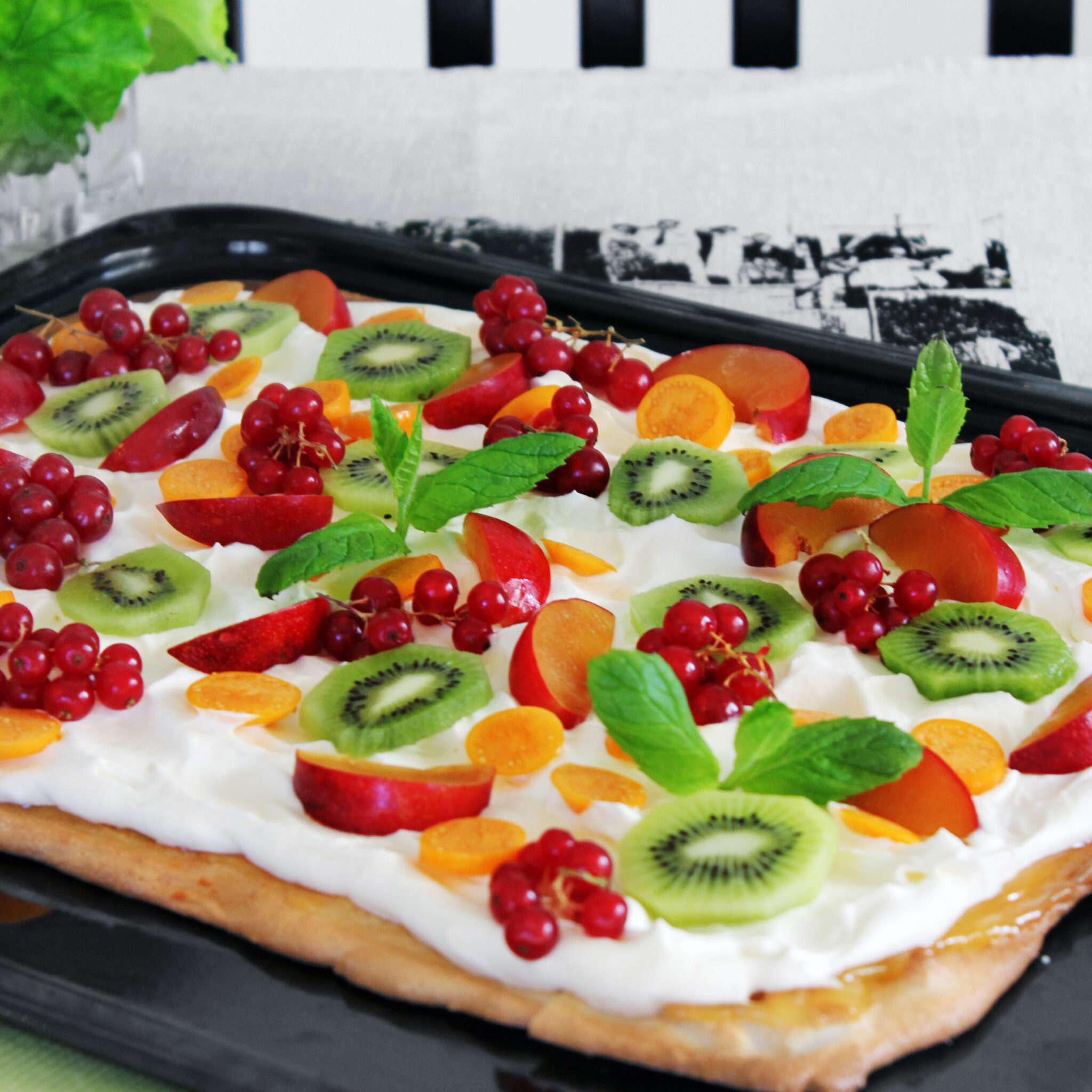 Mandelkaka i långpanna med lemon curd och färska bär