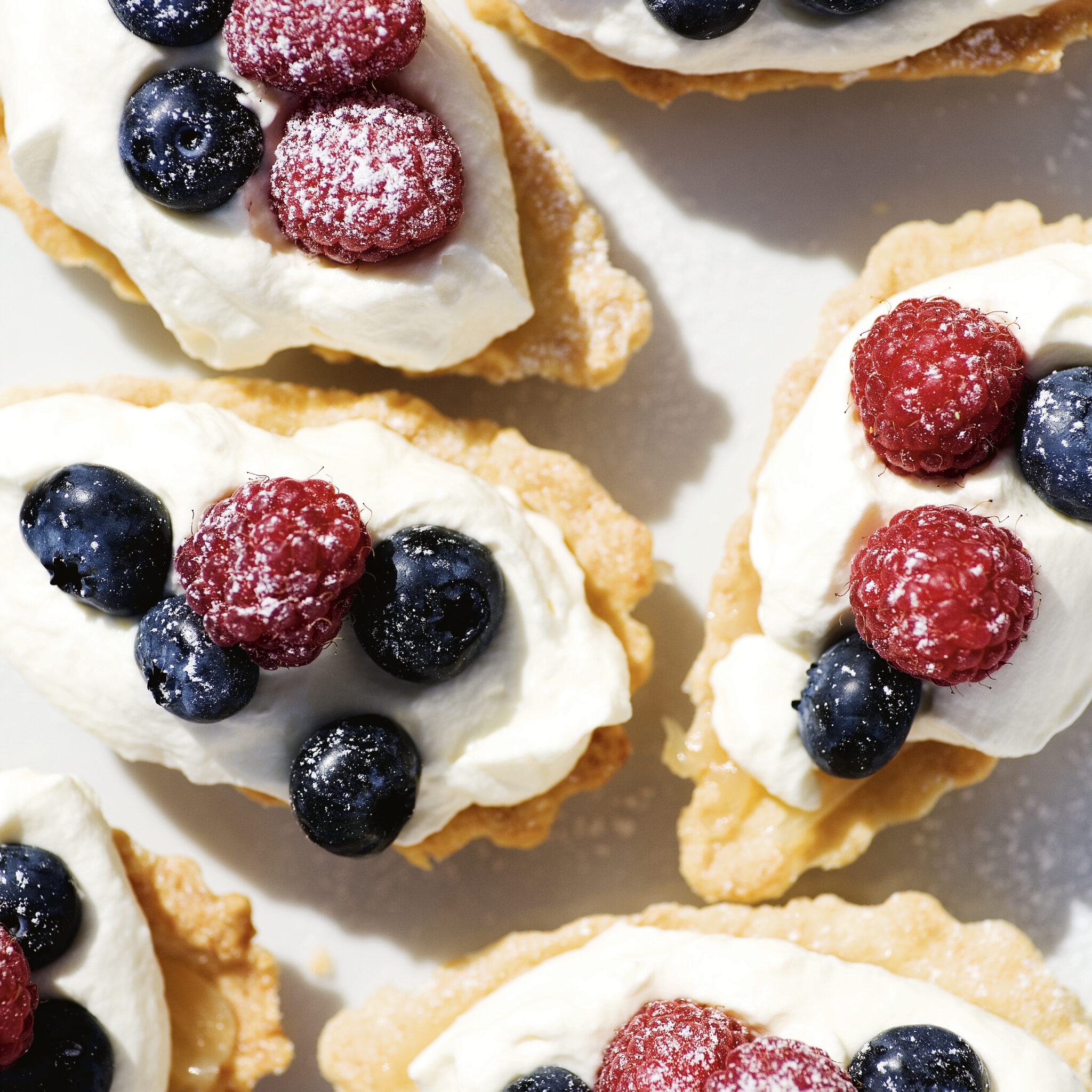 Mandelgrottor med lemon curd och färska bär