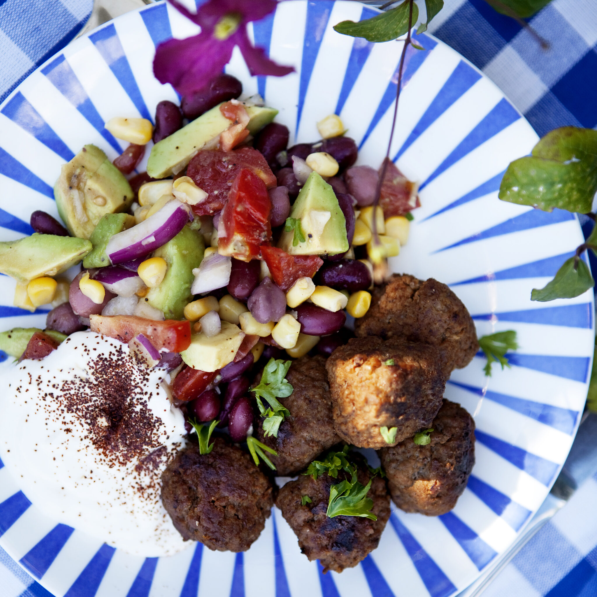 Tacoköttbullar med avokado- och bönsalsa