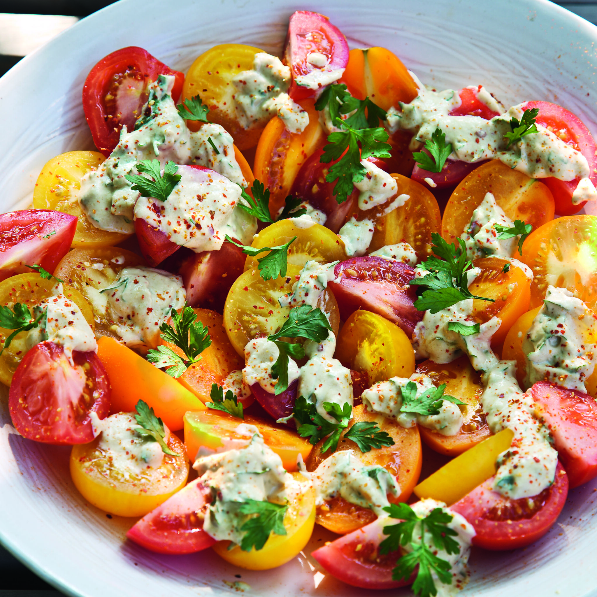Tomatsallad med turkisk tahinisås
