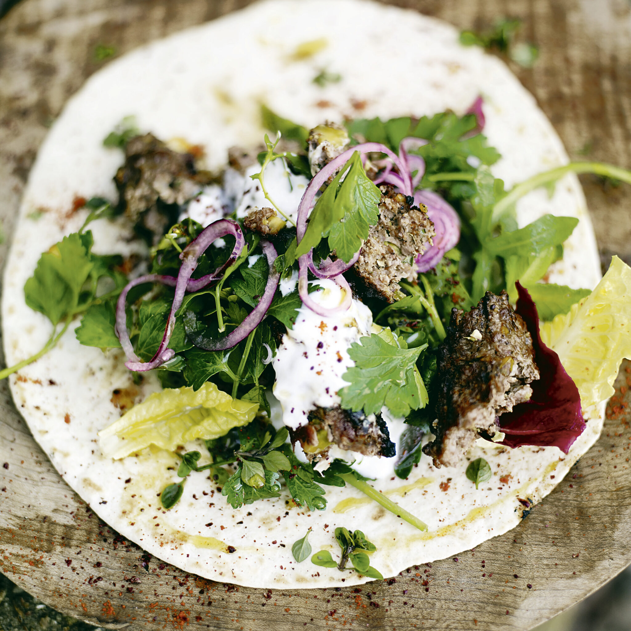 Wraps med grillad lamkebab och kryddig sallad