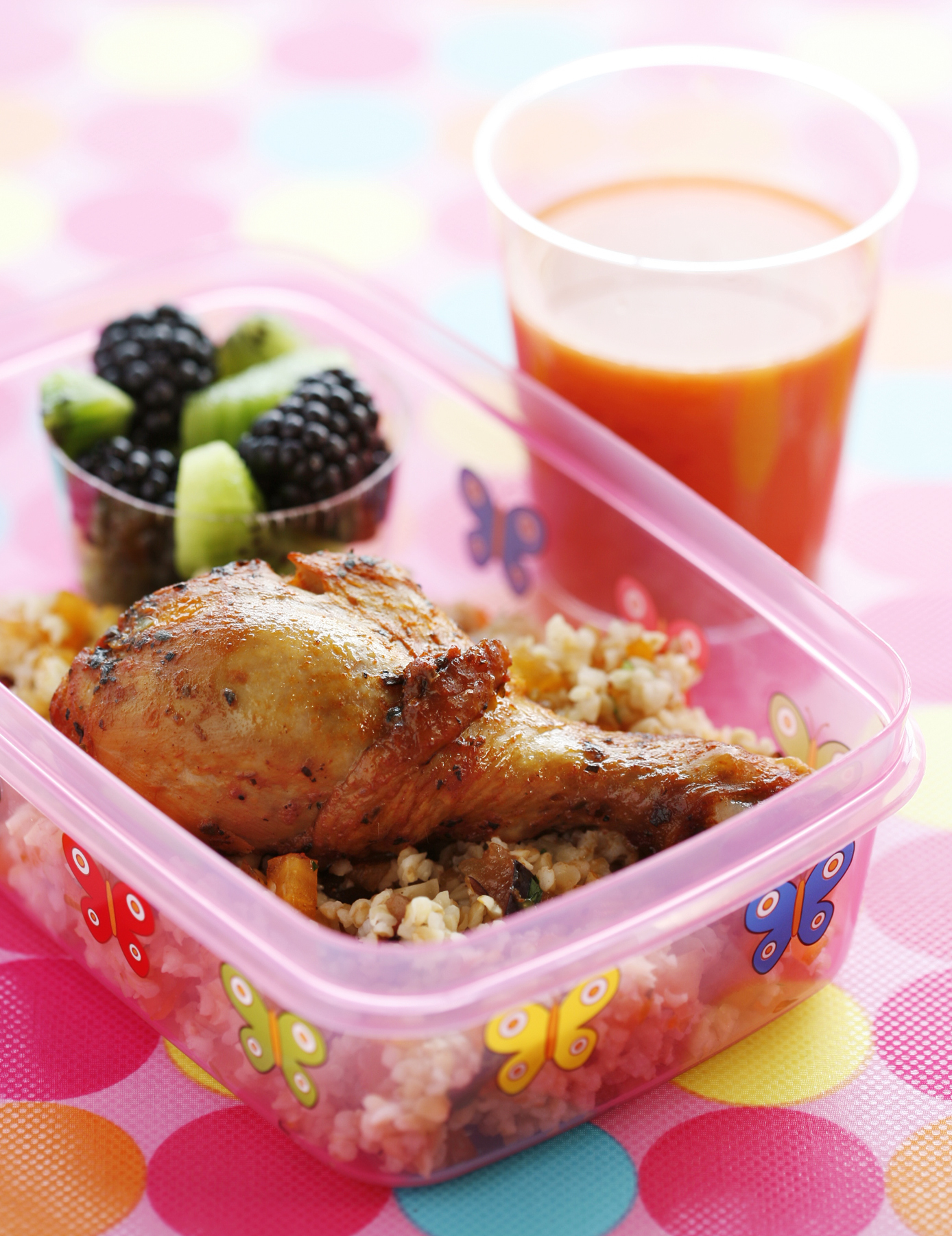 Utflyktslåda med fruktbulgur och drumsticks