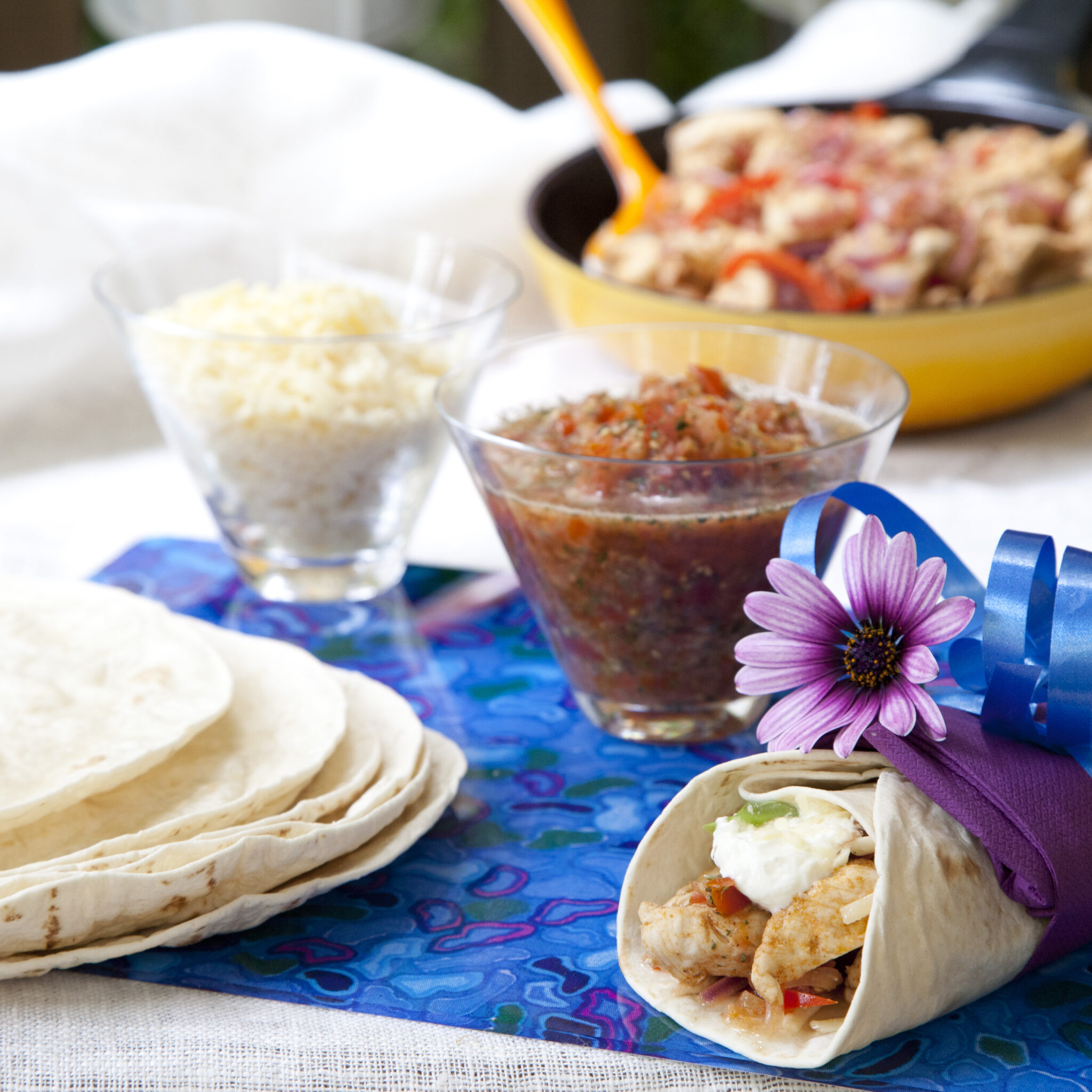 Chicken fajitas med salsa och guacamole