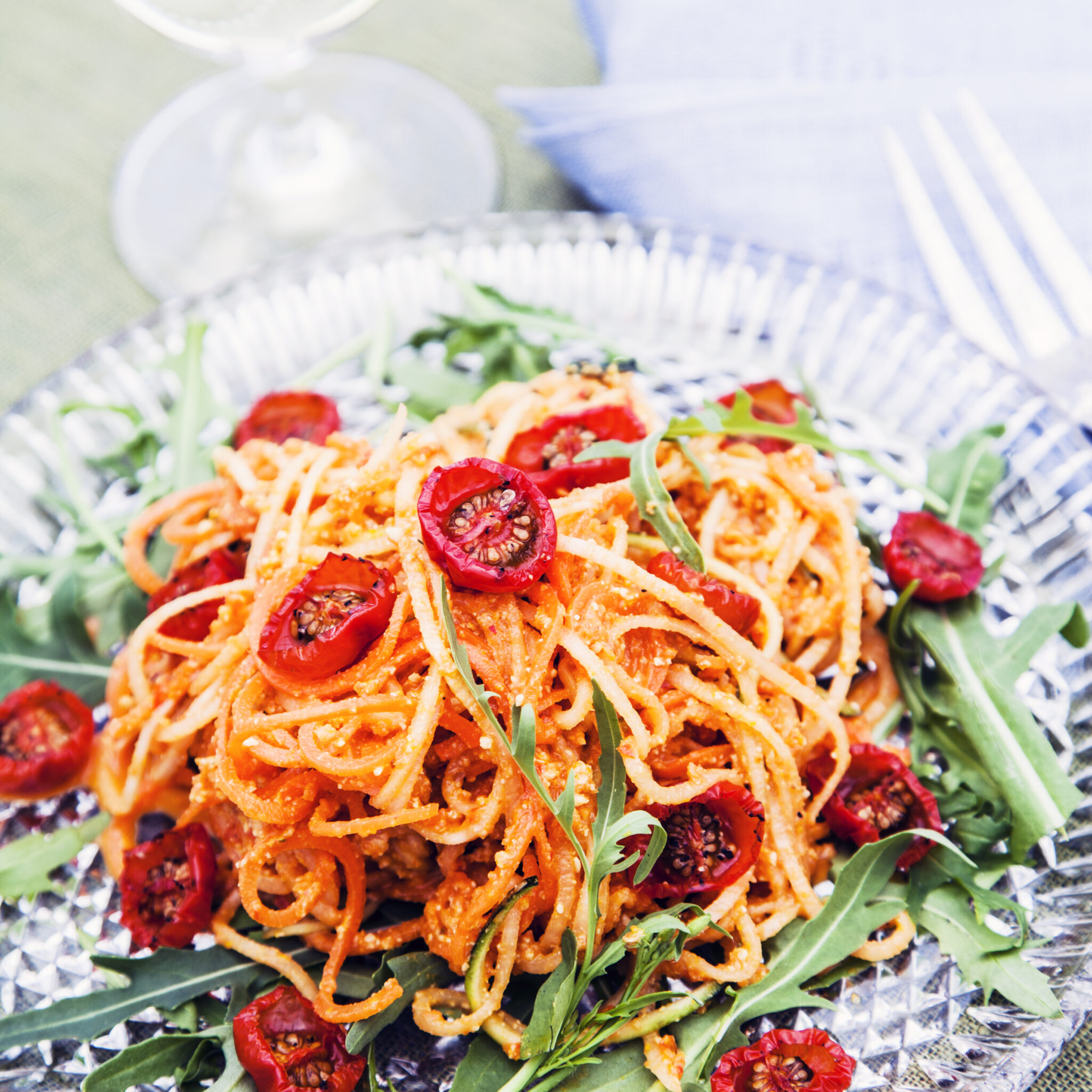 Raw Grönsaksnudlar med curry- och cashewsås