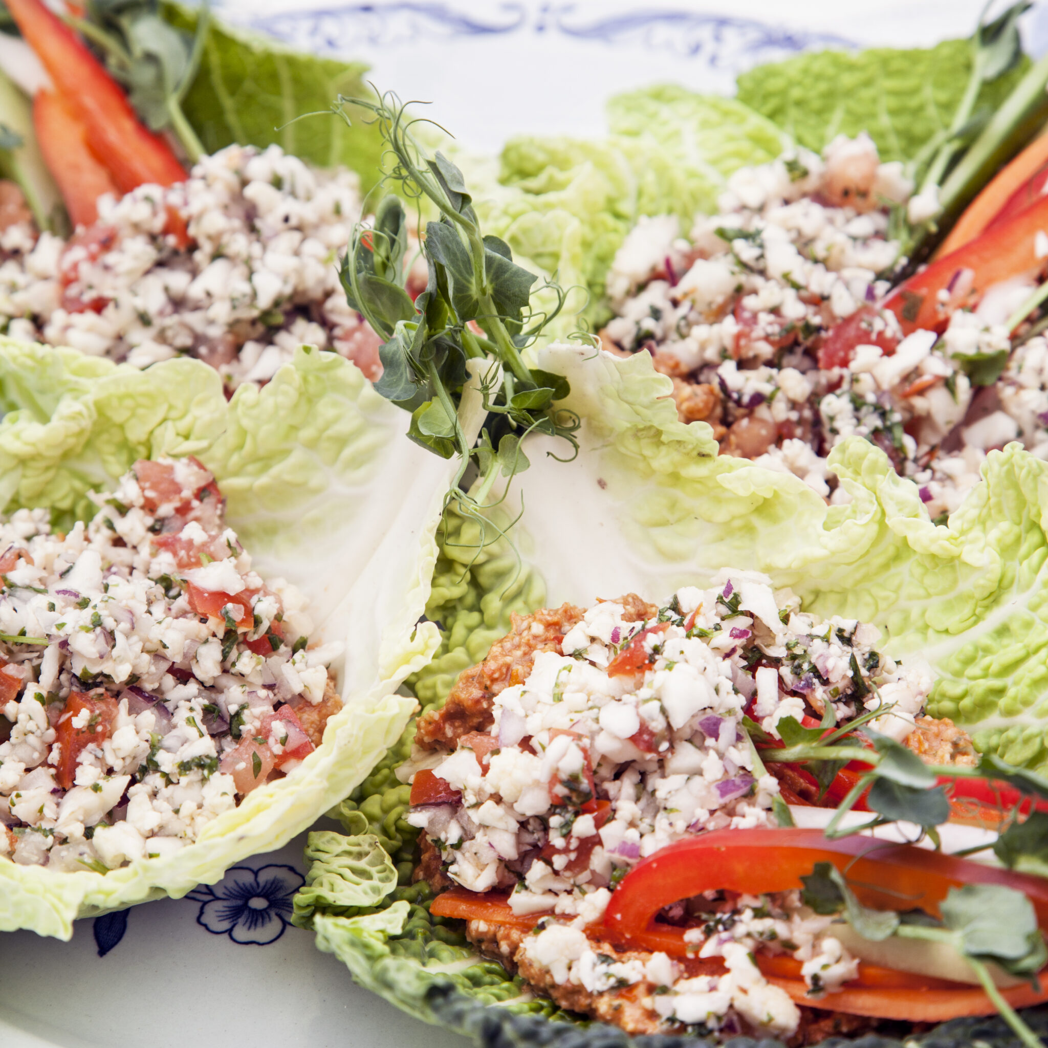Raw wrap med cashewdipp, tabbouleh och grönsaksstavar