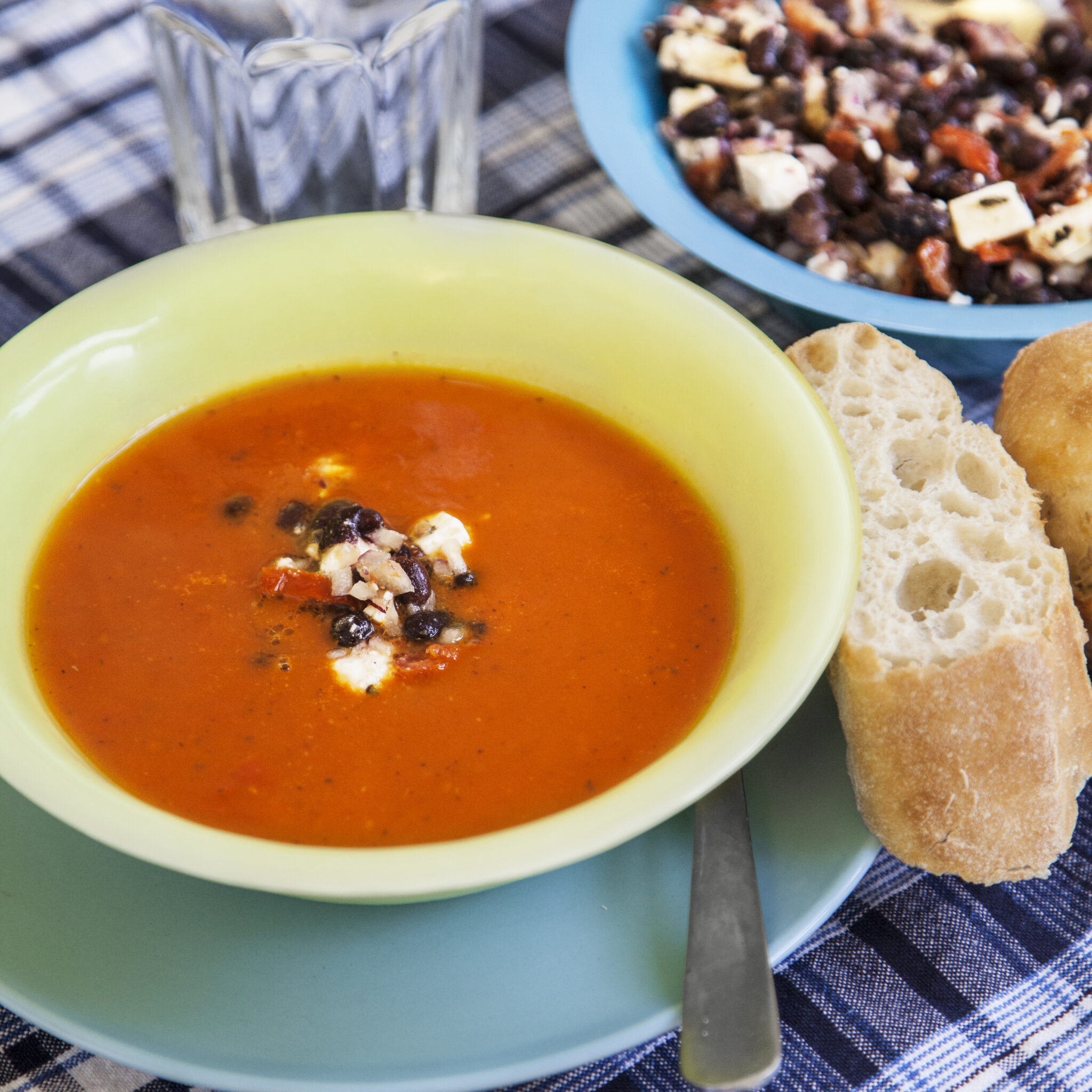 Tomatsoppa med bön- och fetaosttopping