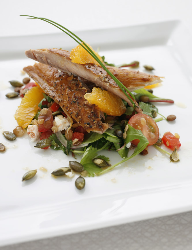 Sallad med rökt makrill och apelsin