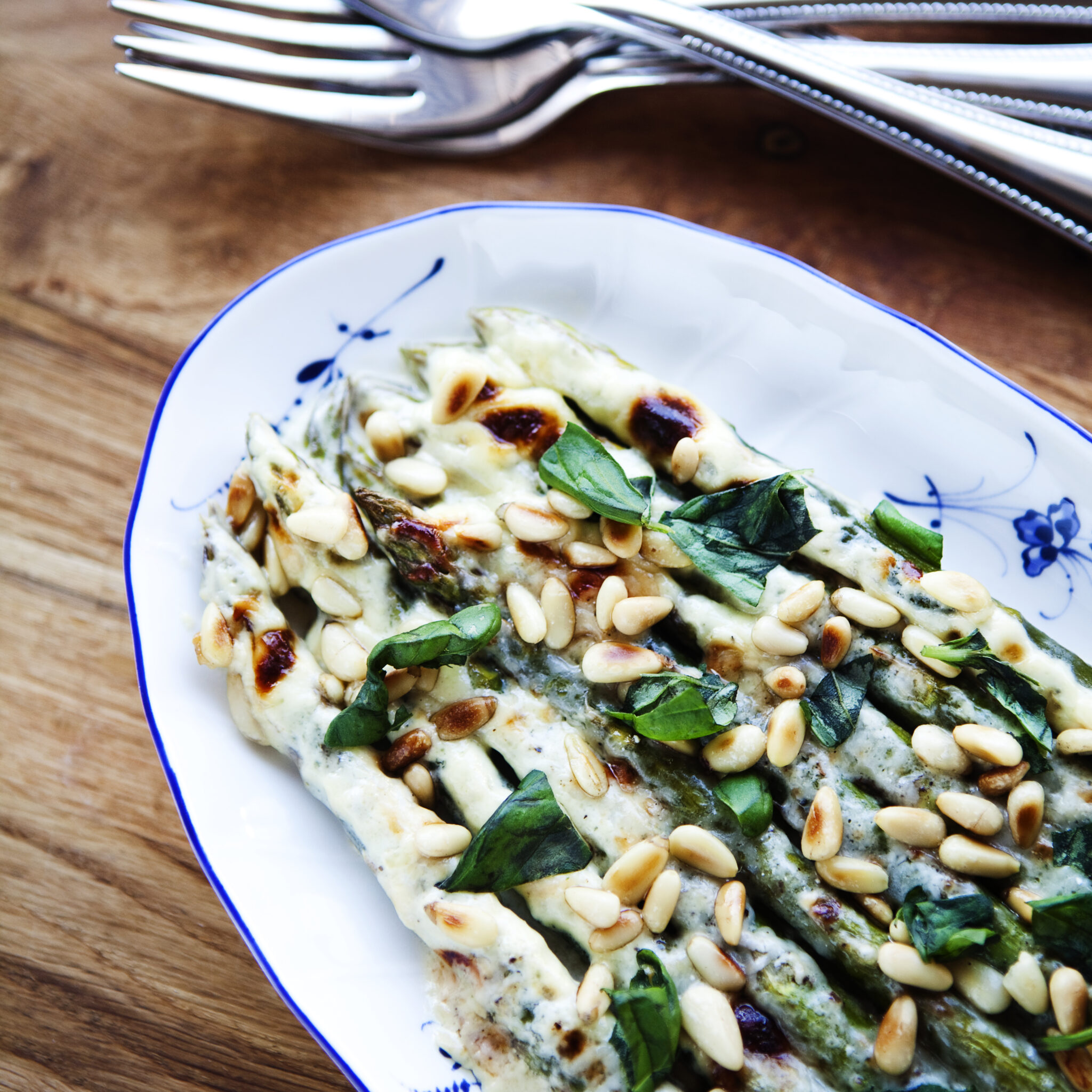 Gruyergratinerad sparris med pinjenötter