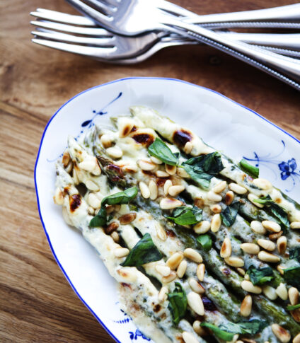 gruyergratinerad sparris