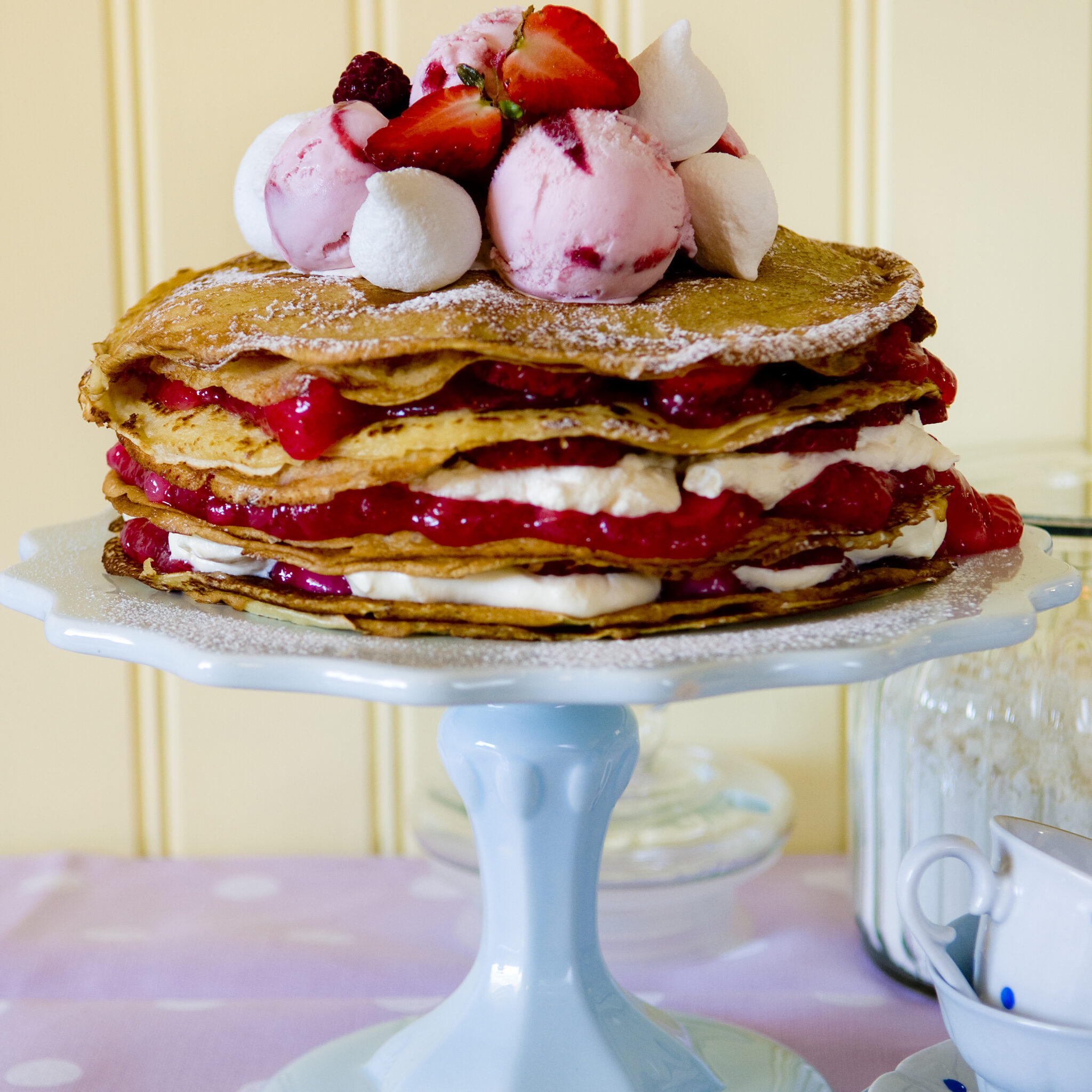 Pannkakstårta med rabarber