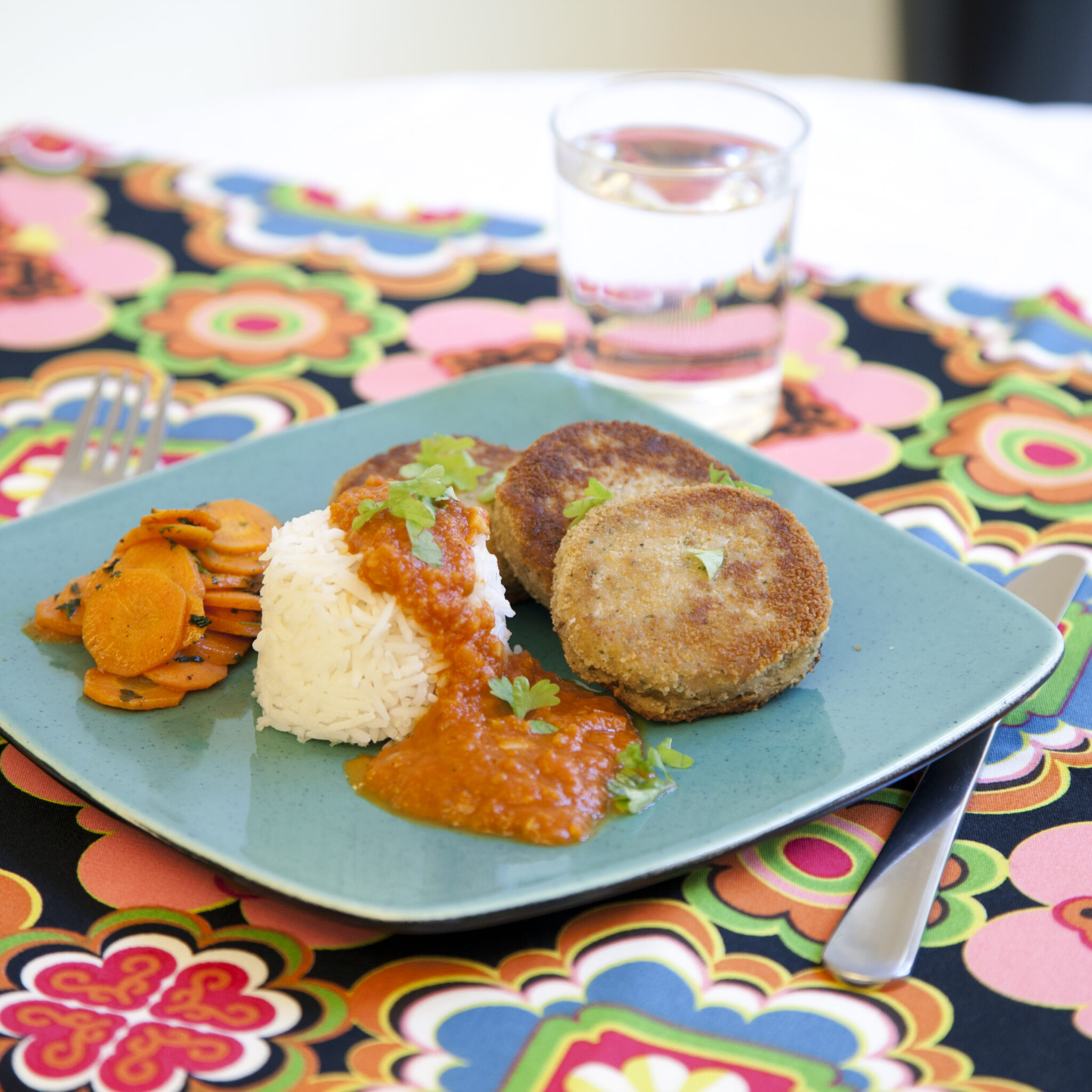 Miniburgare på tonfisk med tomatsås och persiljemorötter