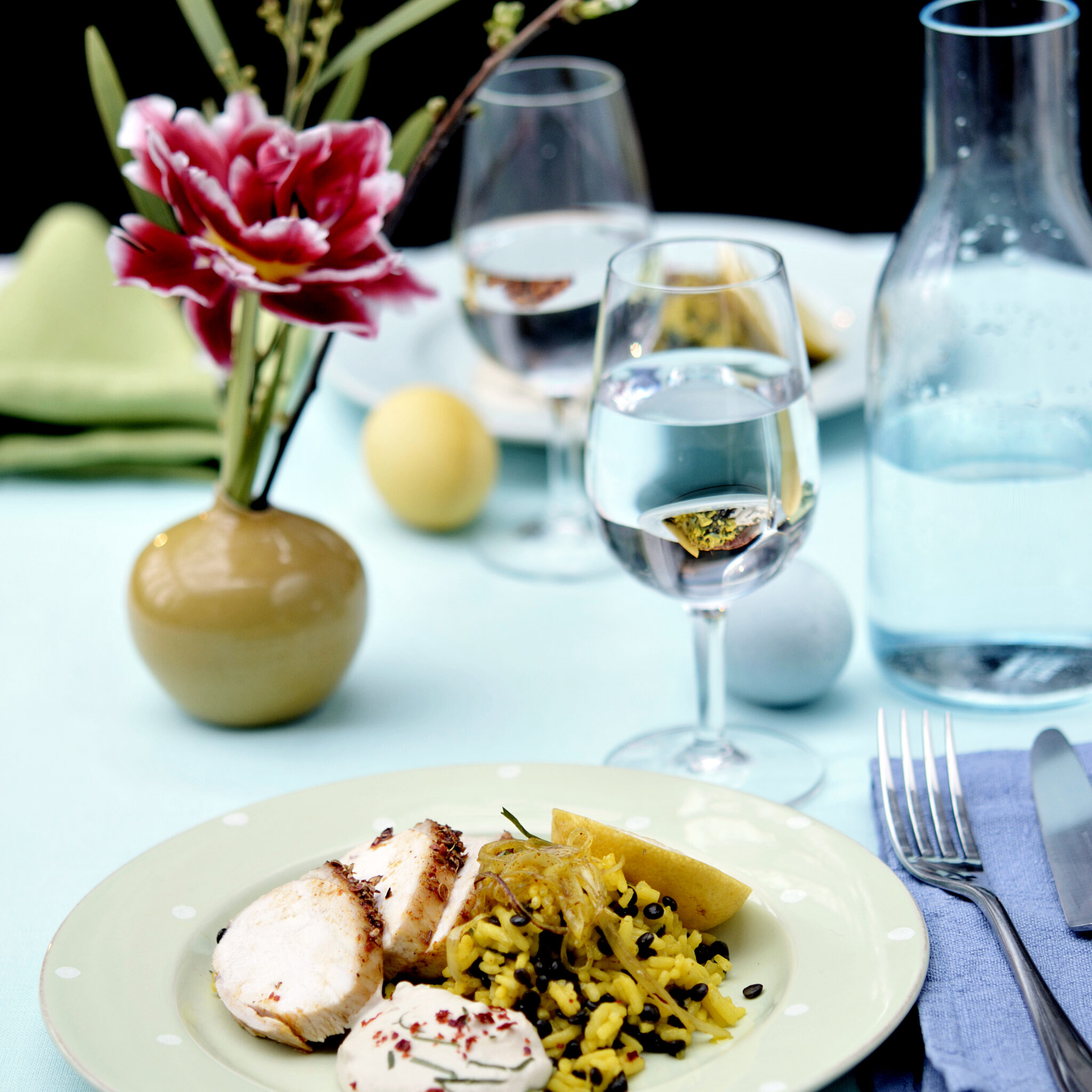 Citronkyckling med gult linsris och tahinisås