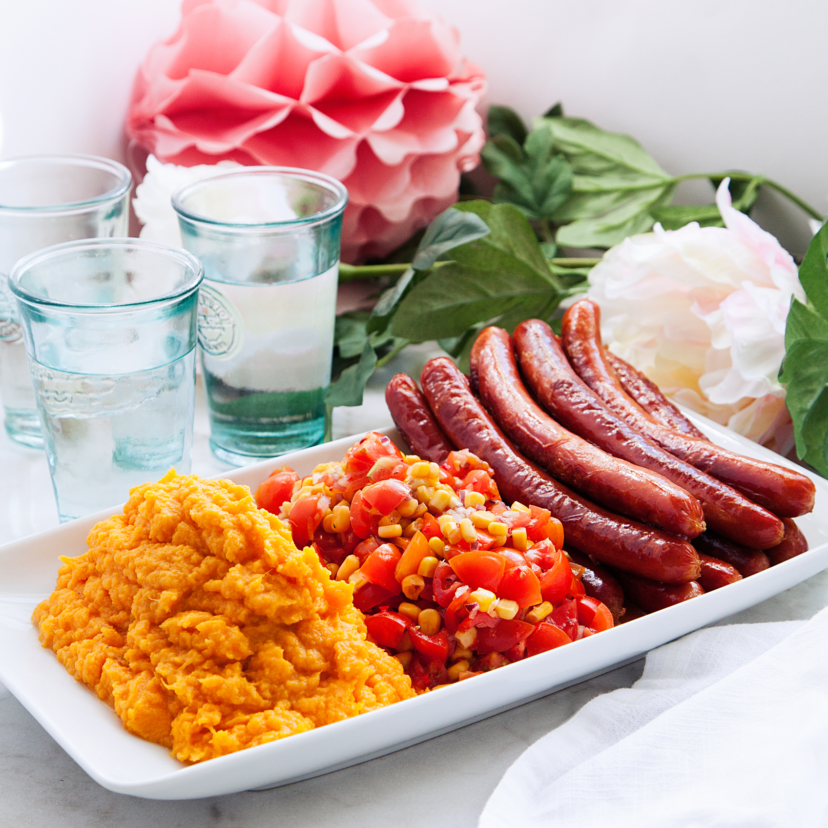 Grillad vegokorv med sötpotatismos och tomat- och majssalsa