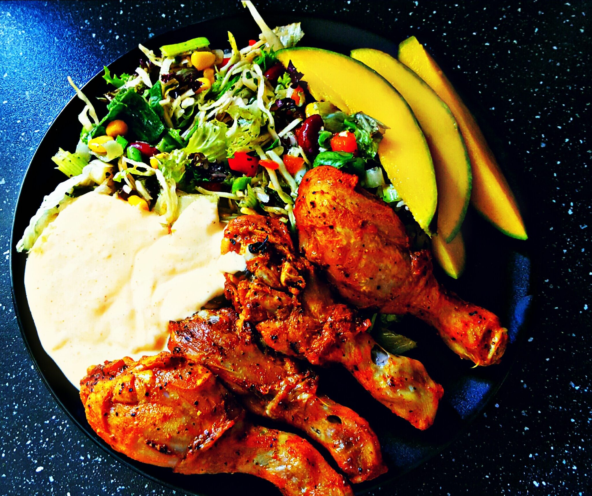 Mättande sallad med mango, kyckling och mango-currydip