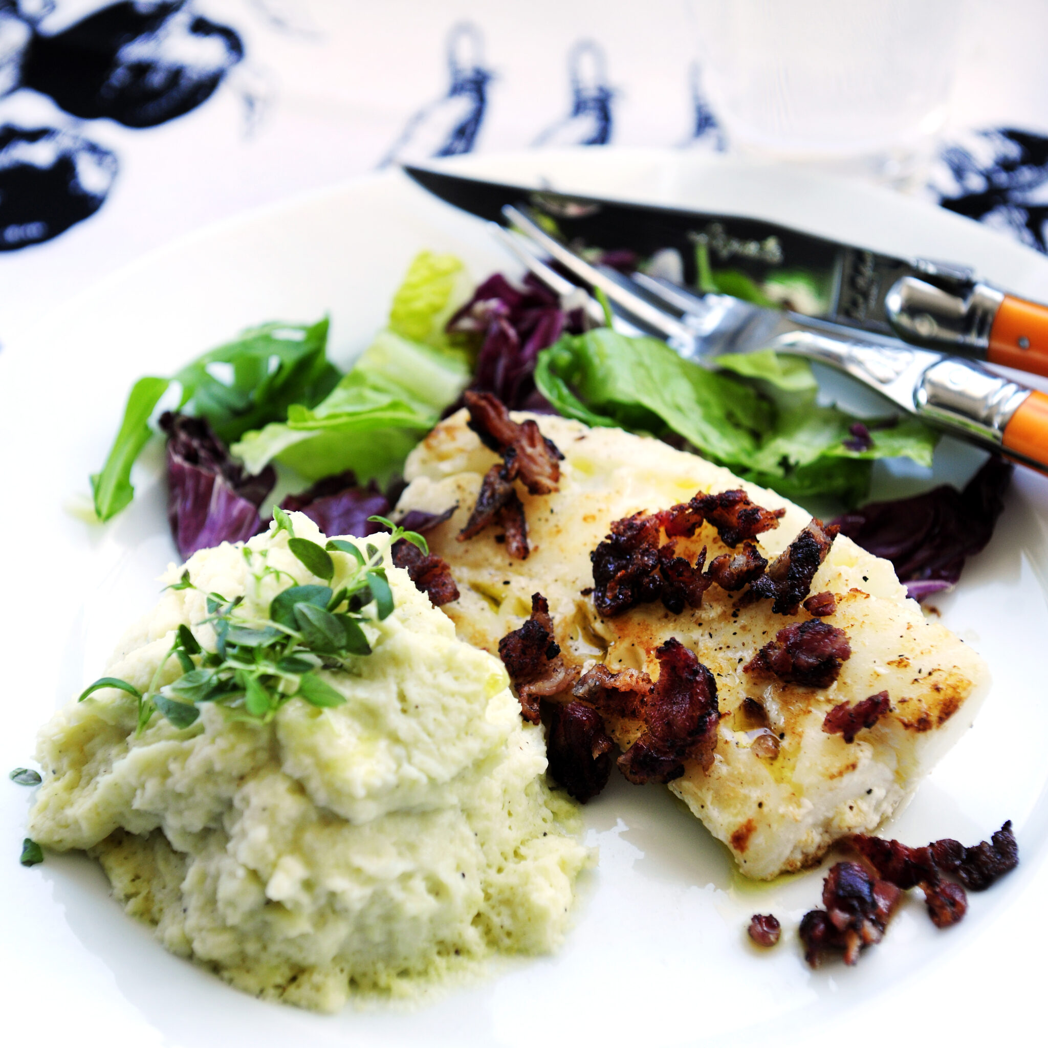 Torsk med vitlöksdoftande blomkålsmos med knaperstekt bacon