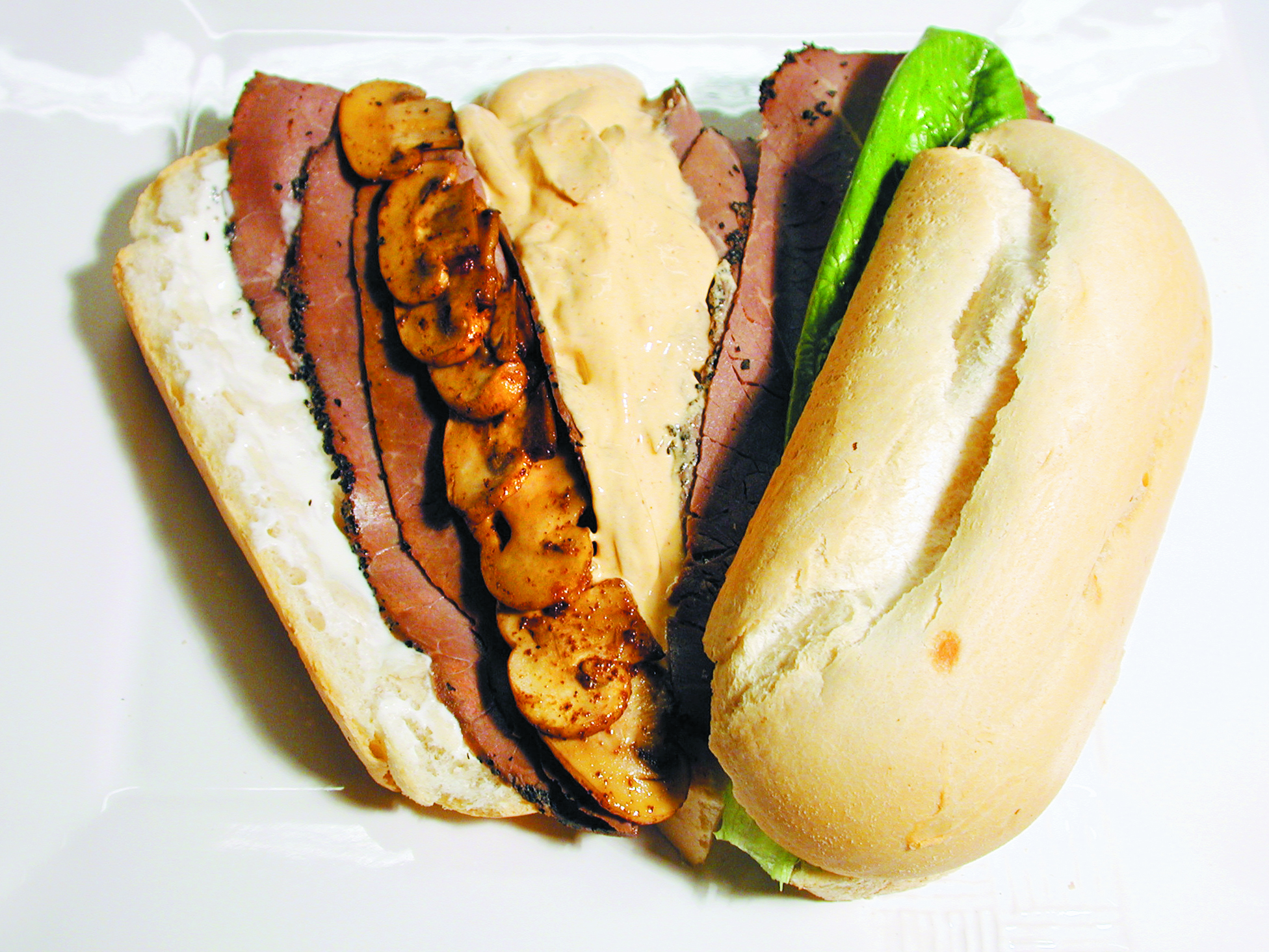 Macka med rostbiff, vitlökschampinjoner och pepparrot
