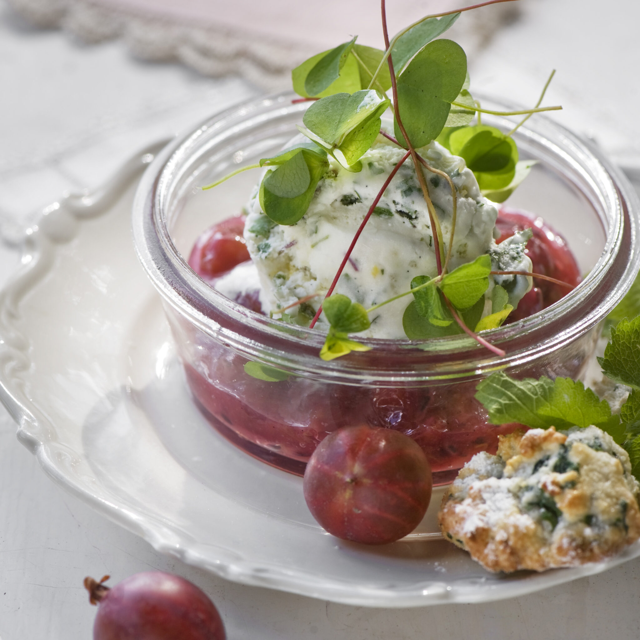 Ängs- och harsyreglass med krusbärskompott