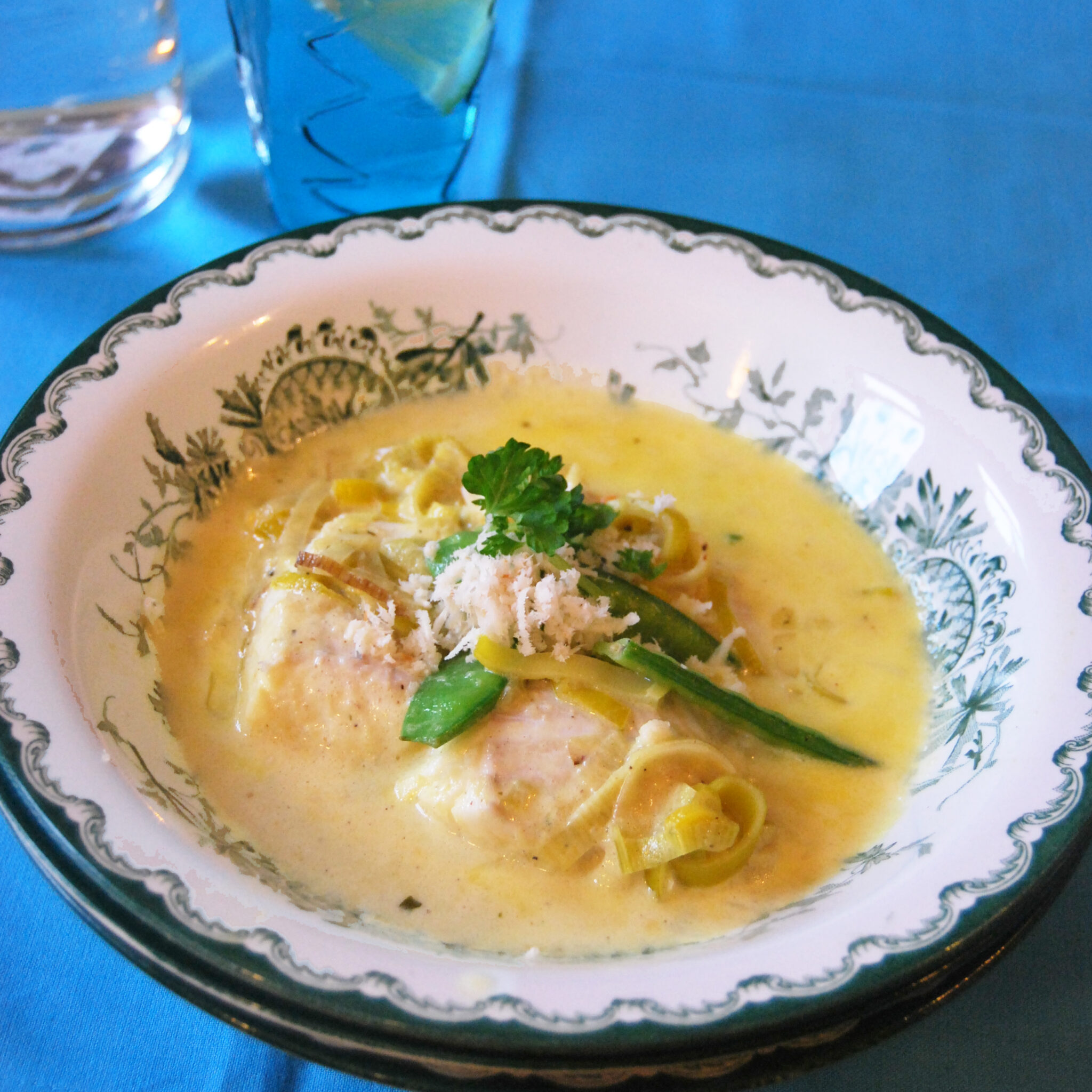 Buljongkokt kolja med pepparrotssås och sockerärtor