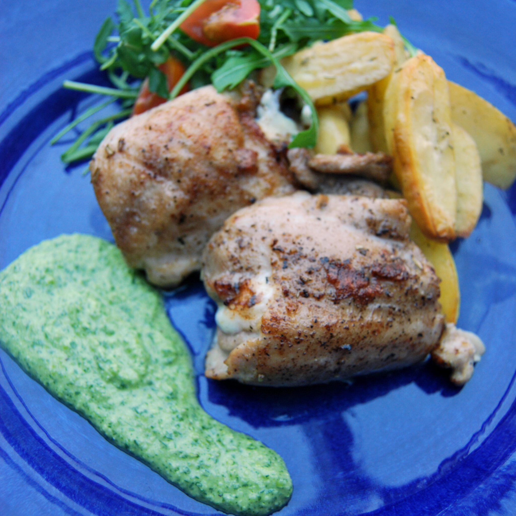 Mozzarella- och olivfylld kyckling med rostad potatis och grön dip