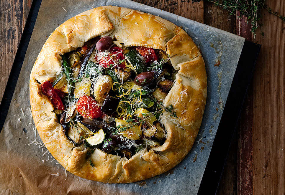 Paj med rostade medelhavsgrönsaker