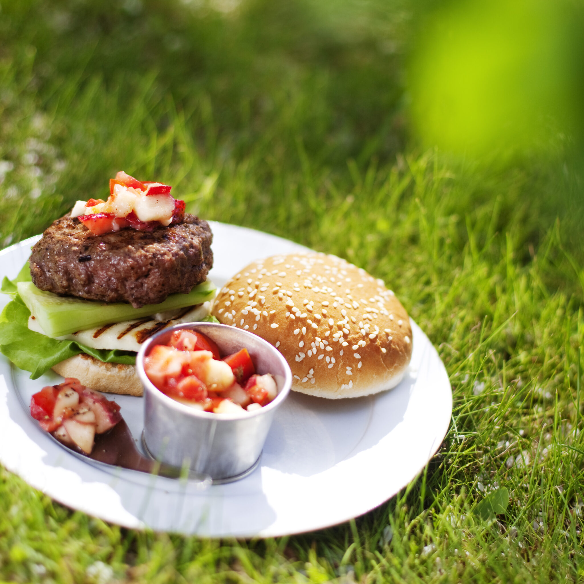 Hamburgare med halloumi och fruktsalsa