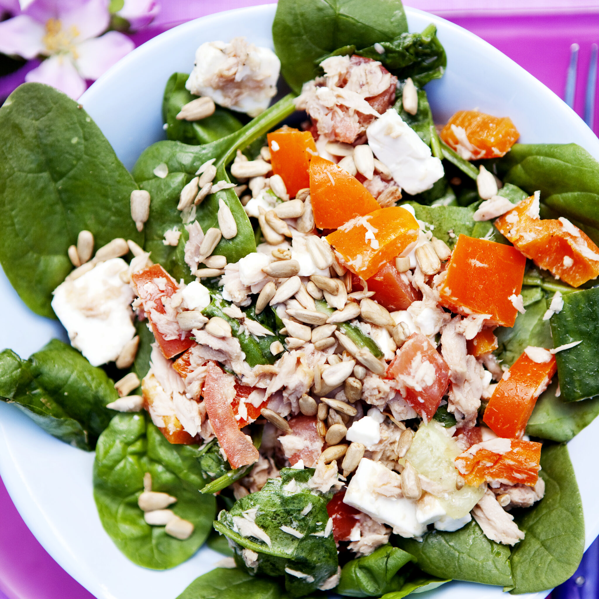 Tonfisksallad med fetaost och rostade solrosfrön