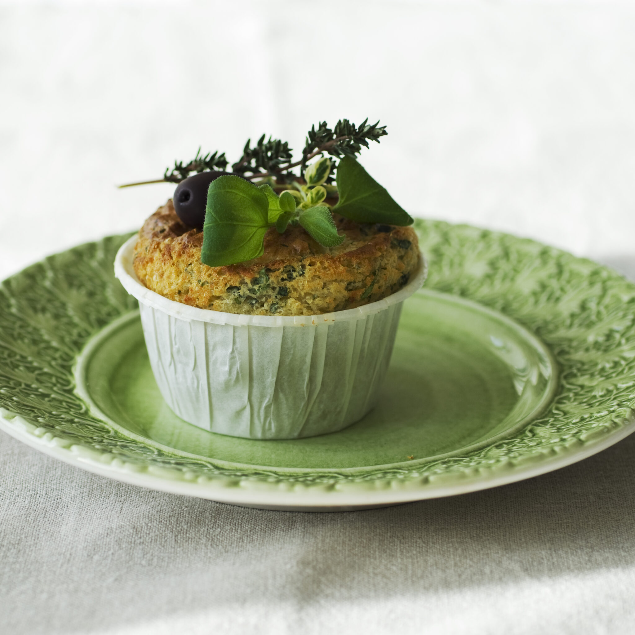 Örtmuffins med fetaostfyllning