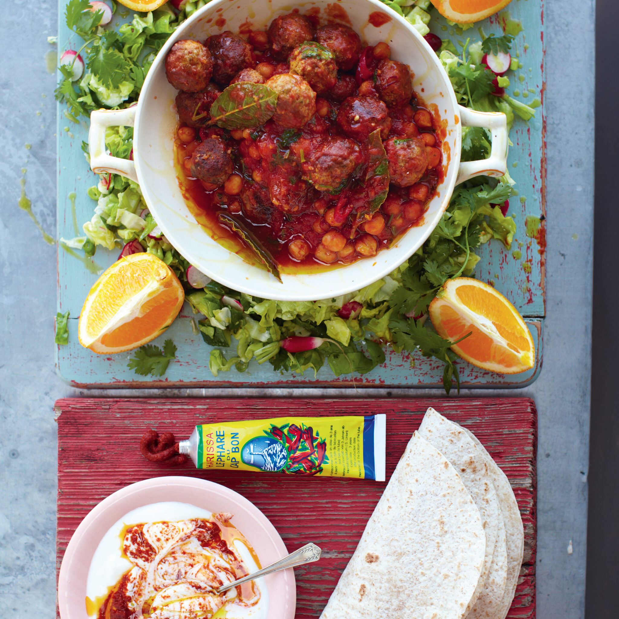 Lammköttbullar med sallad och harissayoghurt