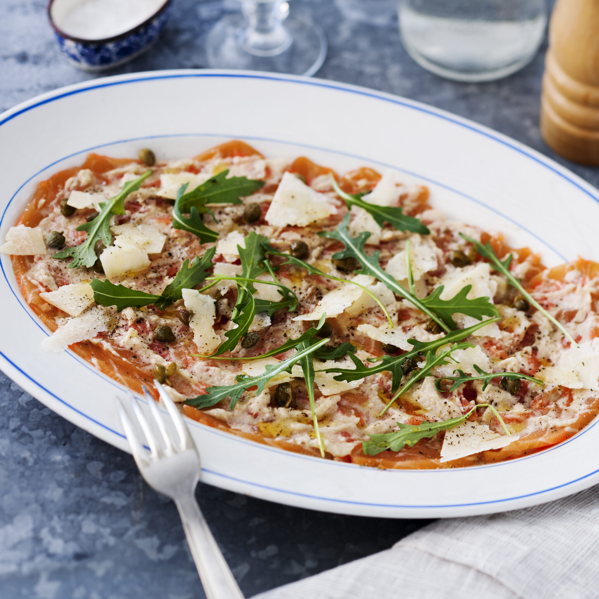 Laxcarpaccio med kronärtskockskräm